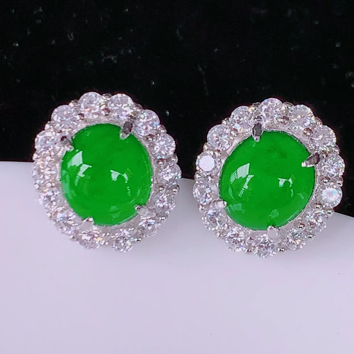 冰透满绿翡翠925银镶嵌耳钉，自然光实拍，翠色灵动，颜色漂亮，种老水足， 品相佳，佩戴佳品！#97.22整体16.5*11-12* 裸石8*6.8