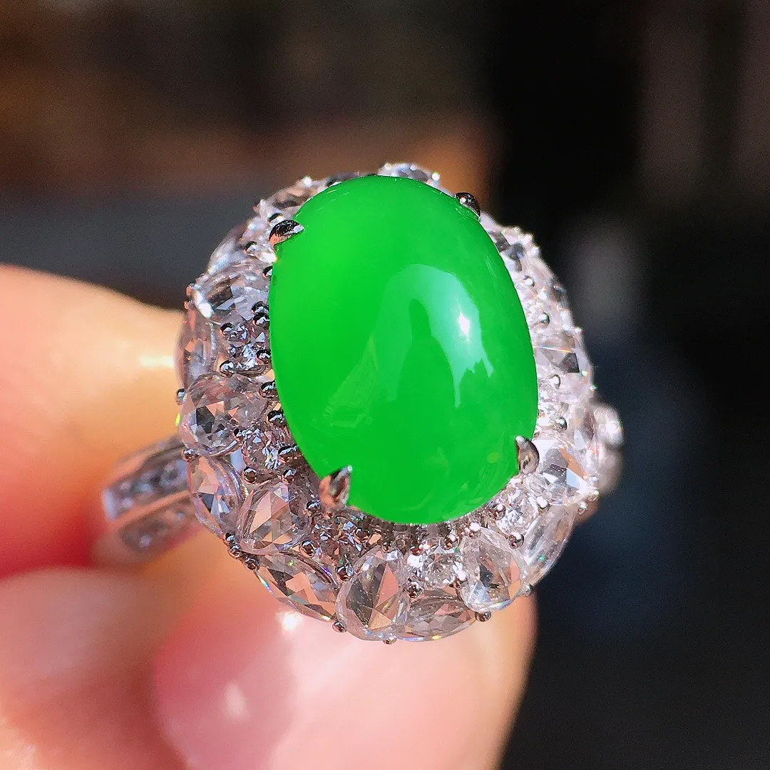 正阳绿蛋面戒指，色泽均匀艳丽，玉质细腻，荧光感超
强，饱满圆润，尽显优雅气质，18k
金豪华镶嵌