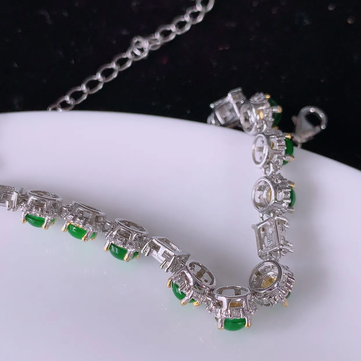 冰透满绿翡翠925银镶嵌手链，自然光实拍，翠色灵动，颜色漂亮，种老水足，品相佳，佩戴佳品！#97.16取一整体5.8*5.8*4.8 裸石3.8*3.8mm