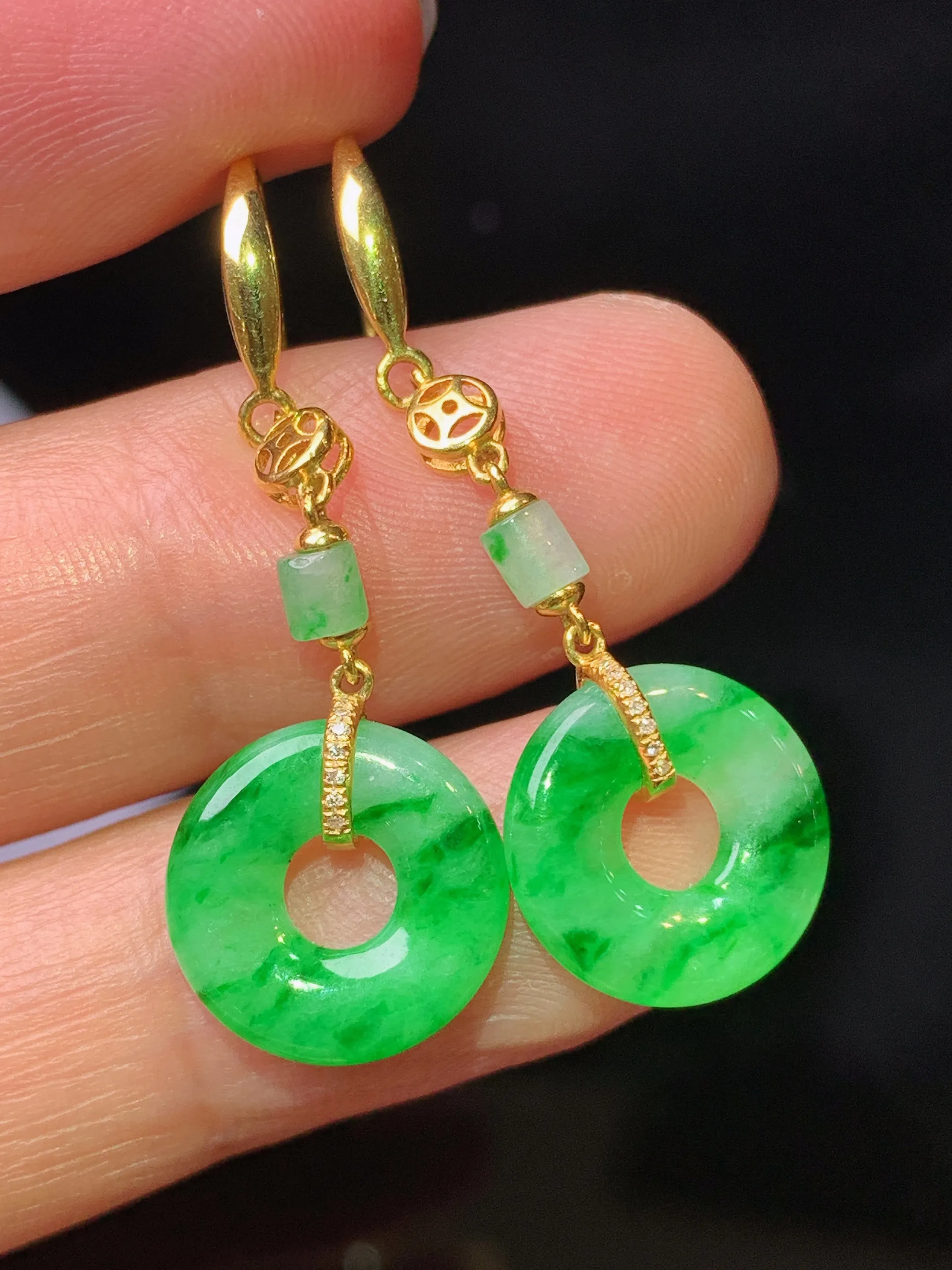 18k金镶嵌翠绿平安扣耳坠 玉质细腻 色泽清新艳丽 整体尺寸37*12*2.8