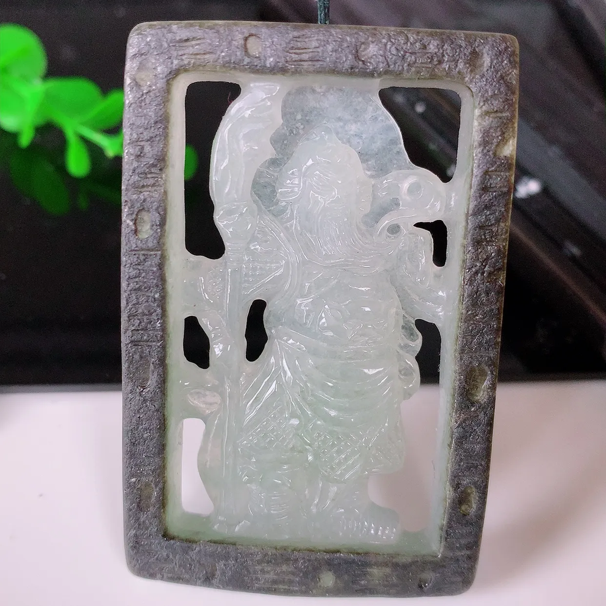 自然光实拍，特色镂空雕双彩翡翠关公吊坠。翡翠关公是生意人喜爱的财神爷，助您财运亨通，步步高升，关公威风凛凛中蕴含宽厚仁慈，质地细腻， 佩戴上身非常大气！#60.22