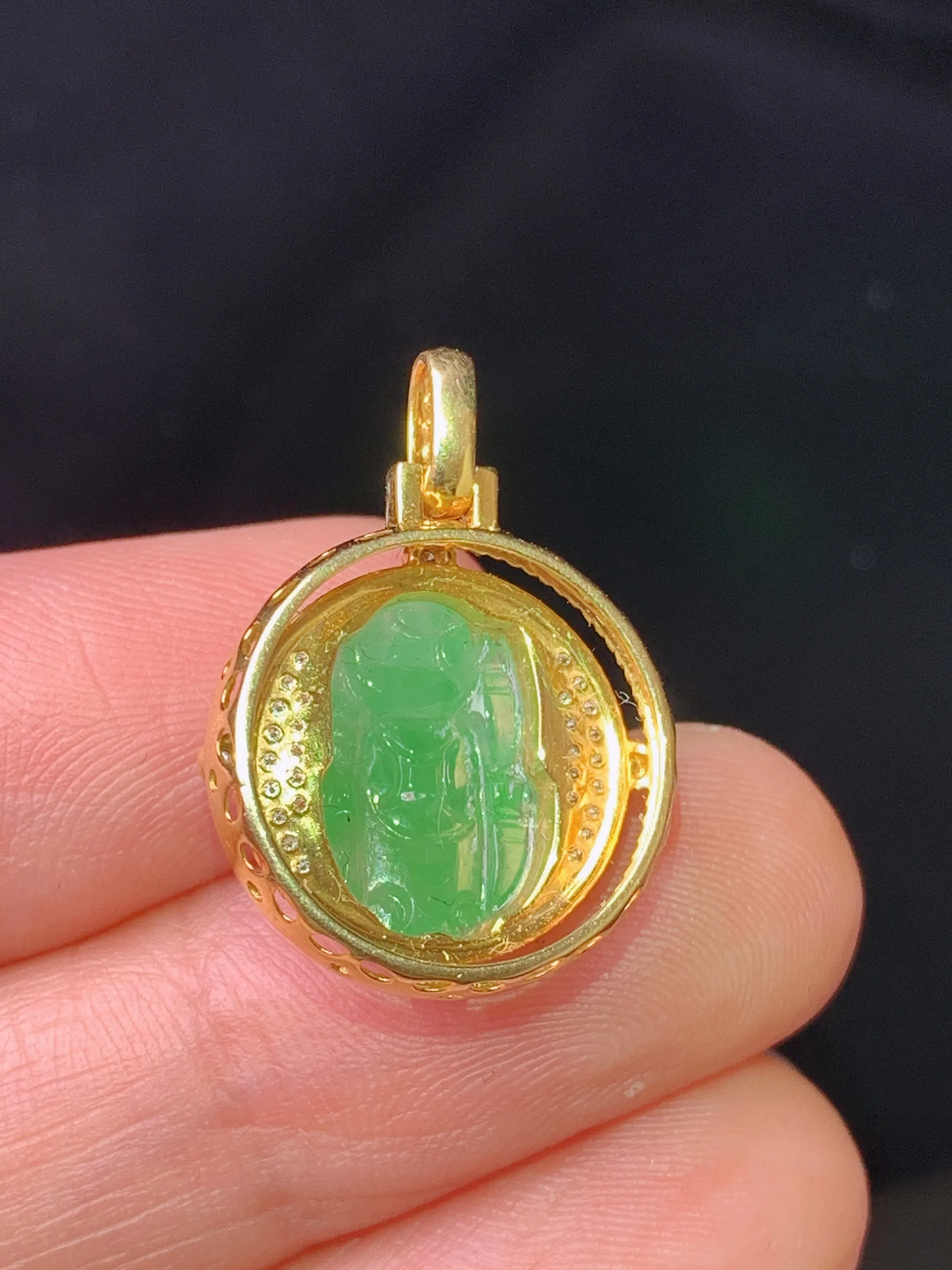 18k金钻镶嵌翠绿貔貅吊坠 玉质细腻 色泽清新艳丽 整体尺寸22.2*16.1*9.6