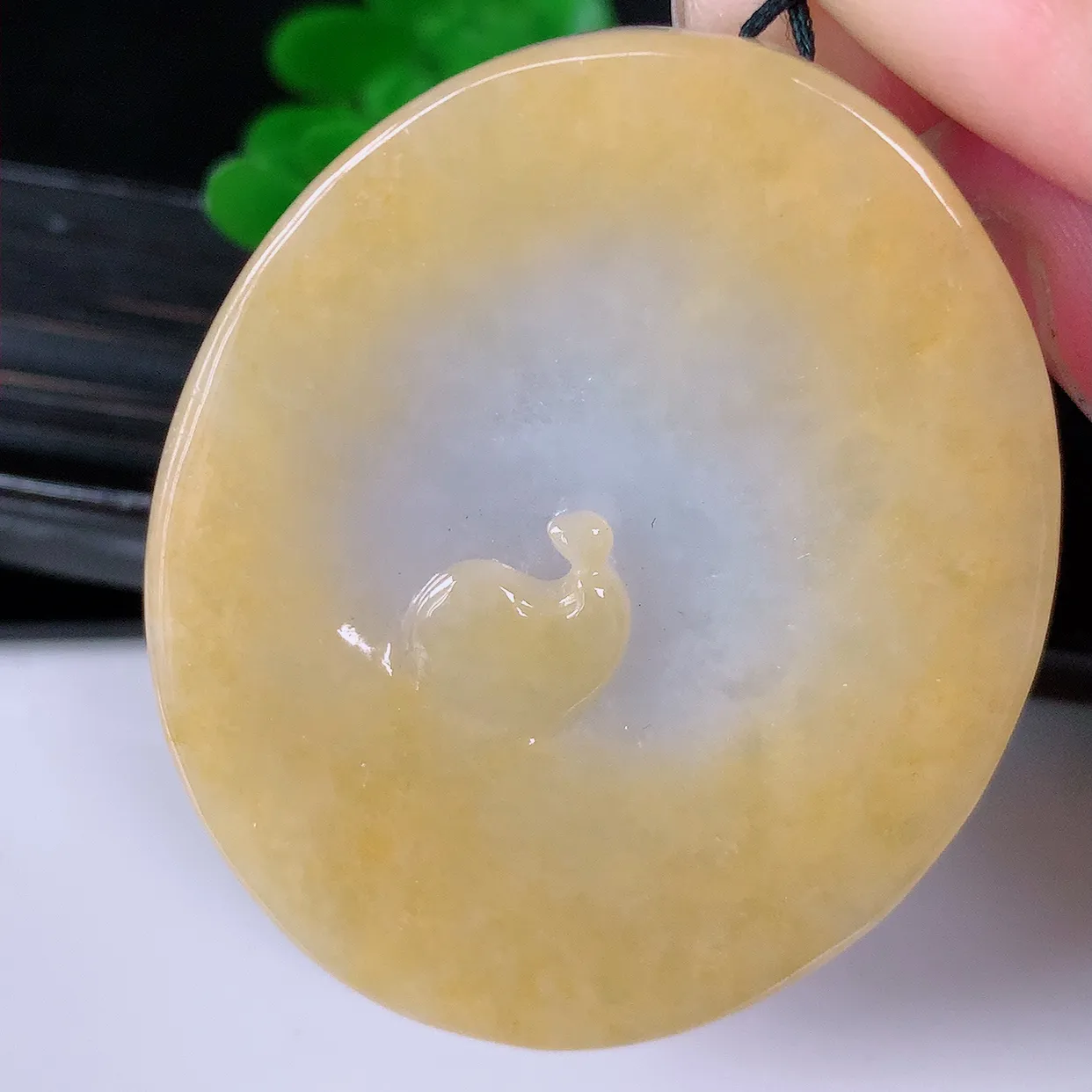 自然光实拍，特色水润黄翡翡翠随形悟道吊坠。悟道寓意“祥和，安宁，吉祥，幸福”，质地相当细腻，意境化设计雕刻，取道法自然、天人合一之意，很有意思的一件精品悟道，推荐入手个性之选。#60.22