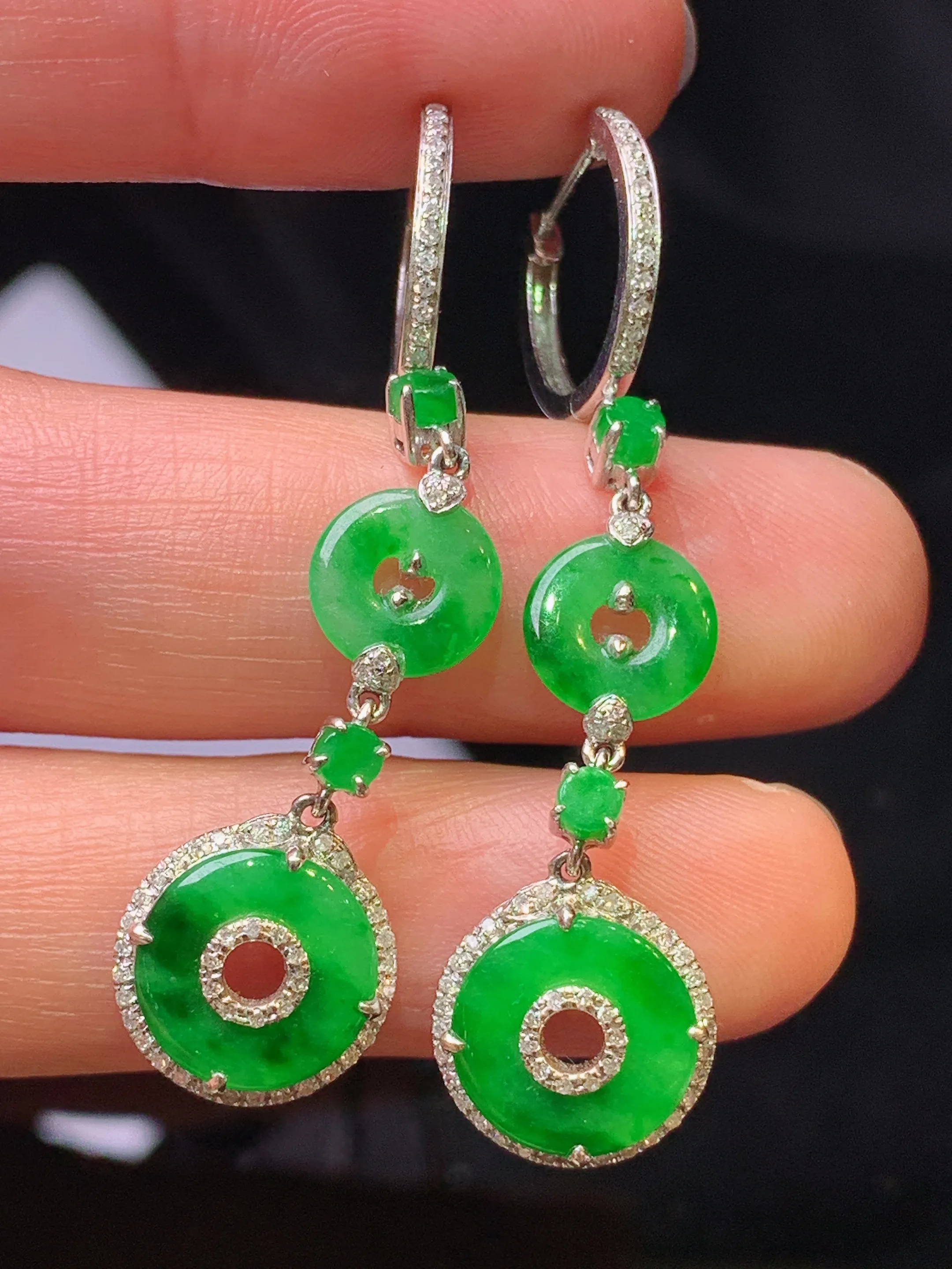 18k金钻镶嵌翠绿平安扣耳坠 玉质细腻 色泽清新艳丽 整体尺寸47.8*11.6*4