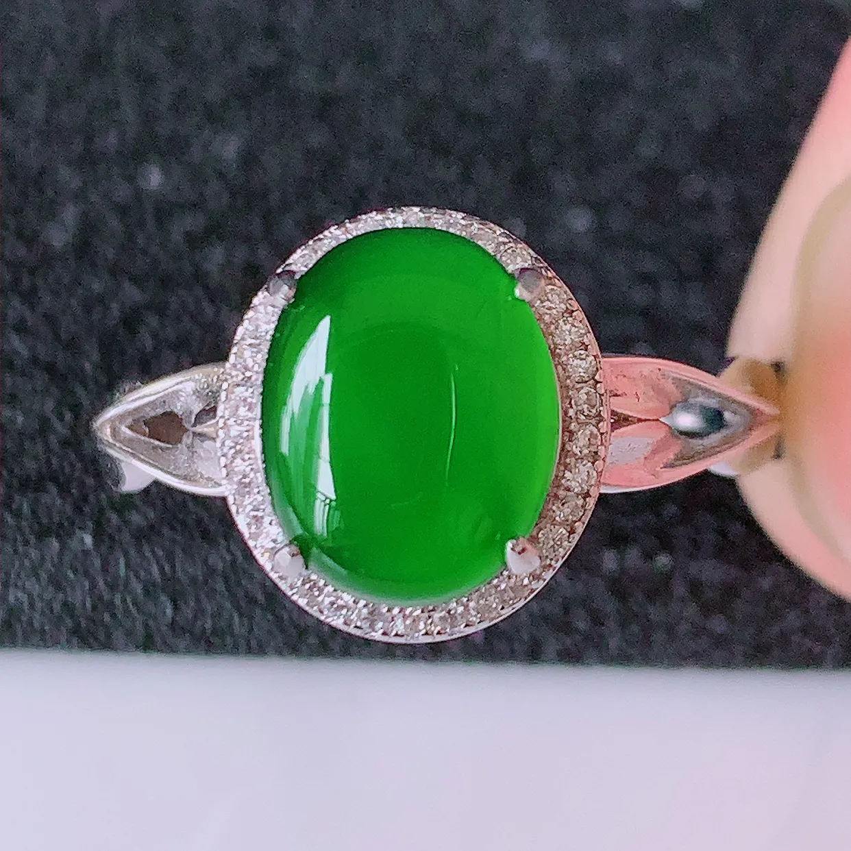 冰透满绿翡翠925银镶嵌戒指，自然光实拍，翠色灵动，颜色漂亮，种老水足，品相佳，佩戴佳品！#97.16（圈口可调大小）整体24.5*18*6裸石10*8mm