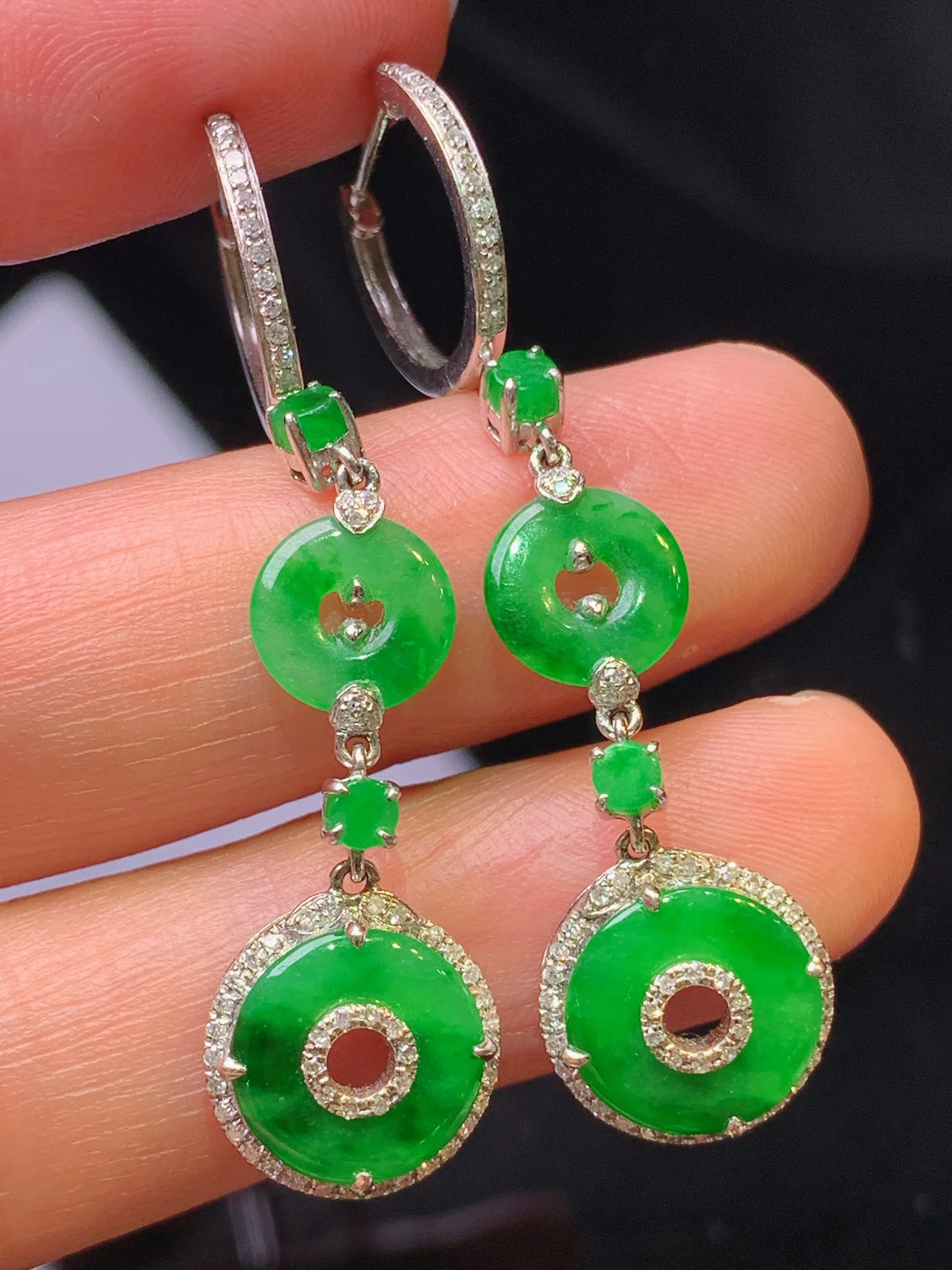 18k金钻镶嵌翠绿平安扣耳坠 玉质细腻 色泽清新艳丽 整体尺寸47.8*11.6*4