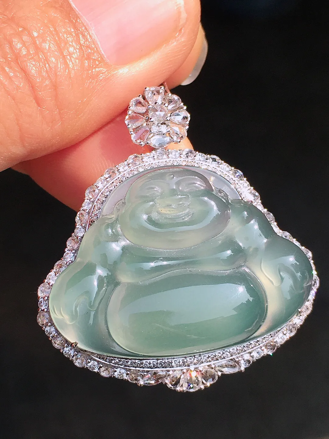 冰种佛公吊坠，玉质细腻，荧光感超
强，饱满圆润，尽显优雅气质，18k
金豪华镶嵌