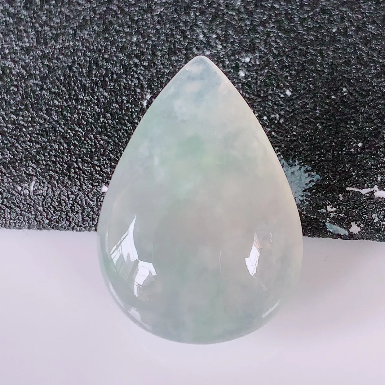 自然光实拍，冰种飘花翡翠水滴戒面，蛋面，翠色灵动，玉质细腻， 颜色漂亮，品相佳， 镶嵌更靓，佩戴佳品