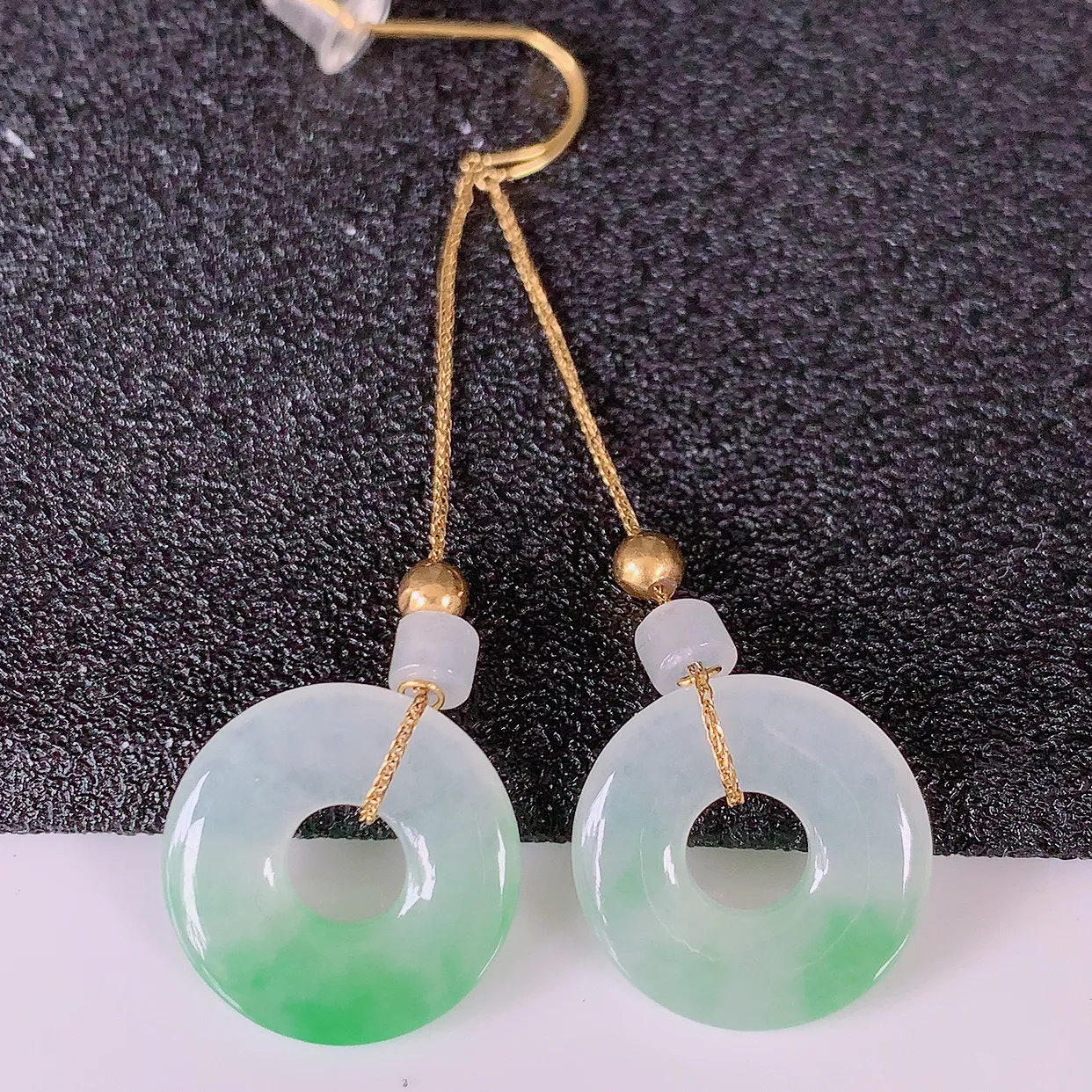 自然光实拍 18k金镶嵌翡翠耳坠，沁人心脾，豪华镶嵌而成，耳坠佩戴效果大气出众，尽显气质。种水好，胶感足，颜相当漂亮，高性价比，值得入手品鉴！#41.16耳坠整体长46.5 裸石14- 2.5