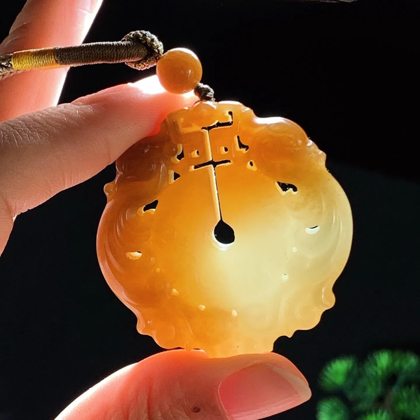 新疆和田玉且末糖仿古龙凤挂件 尺寸45/11重45.7克。玉质细腻油润。手推出油。佩戴高端典雅。lt260127