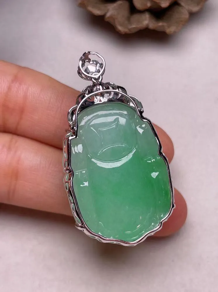 冰糯种飘绿招财金蟾吊坠、真金真钻镶嵌，种水好，玉质细腻 .裸石尺寸 43.2*23.0*13.7