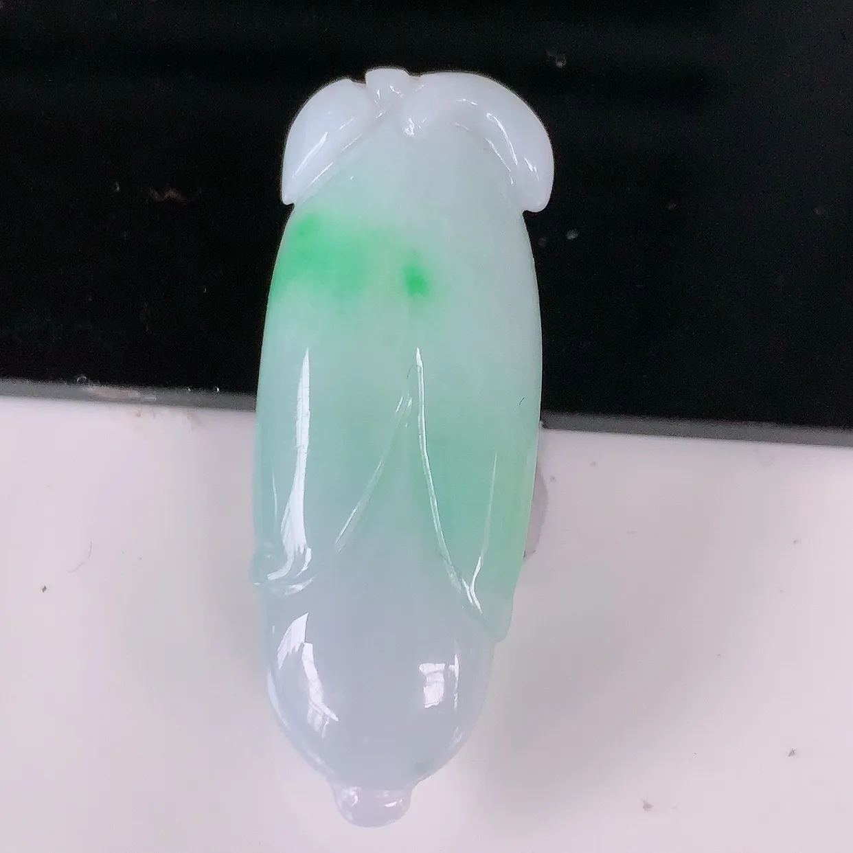 自然光实拍，冰润飘绿翡翠玉兰花吊坠，种老水足，雕工精湛 ， 寓意美好， 佩戴时尚出众！#57.22