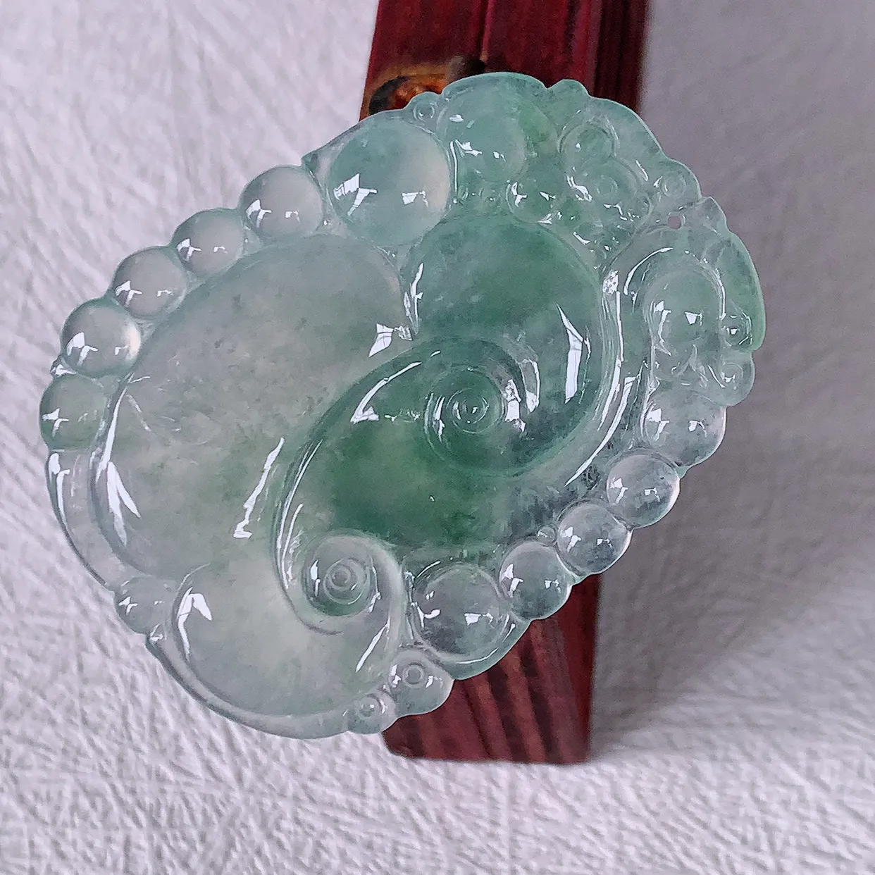 自然光实拍，冰种飘花翡翠如意吊坠，冰透，翠色灵动，饱满，万事如意如意一生，配戴精美！#01.22