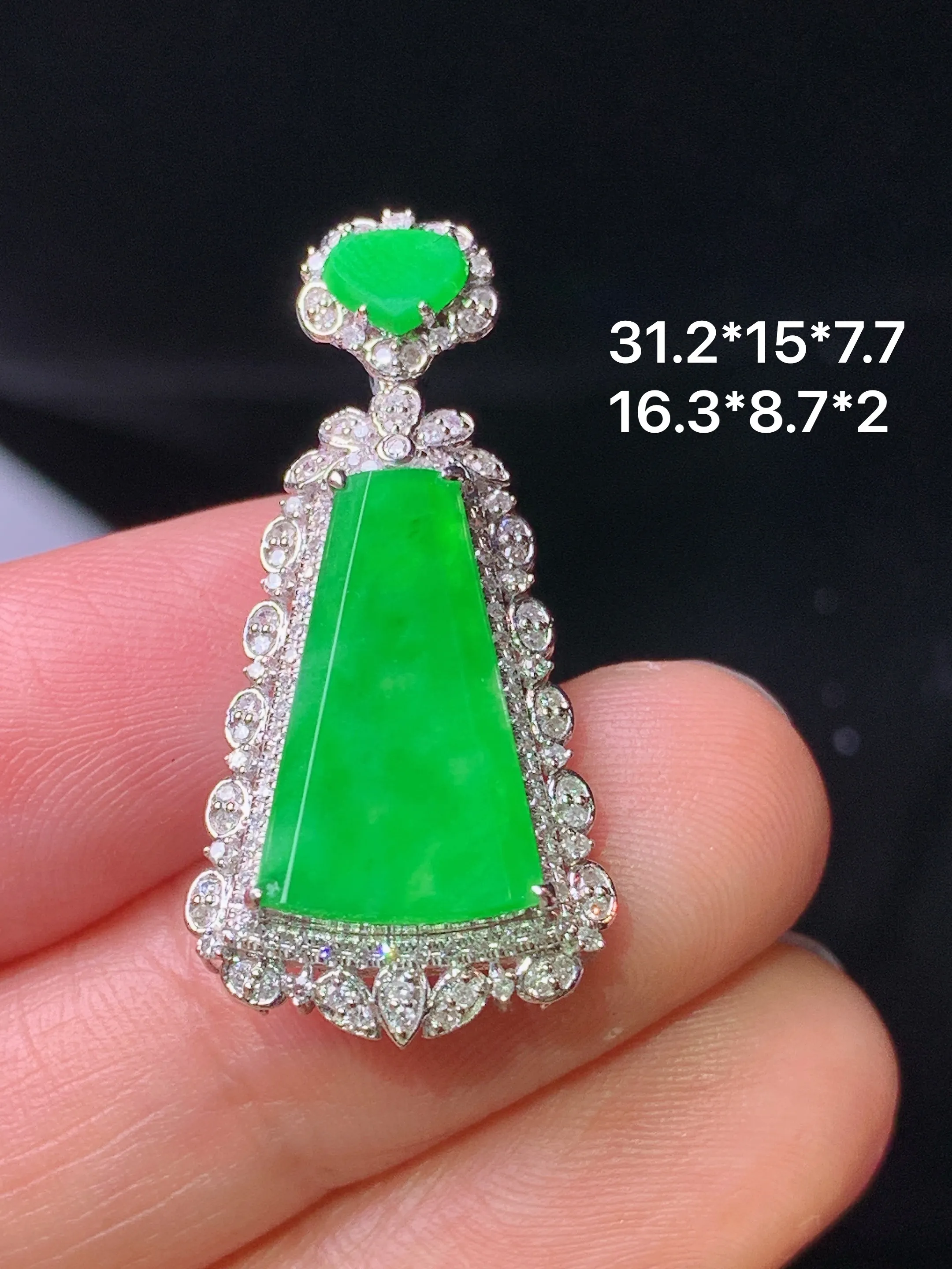 18k金钻镶嵌翠绿无事牌吊坠 玉质细腻 色泽清新艳丽 整体尺寸31.2*15*7.7