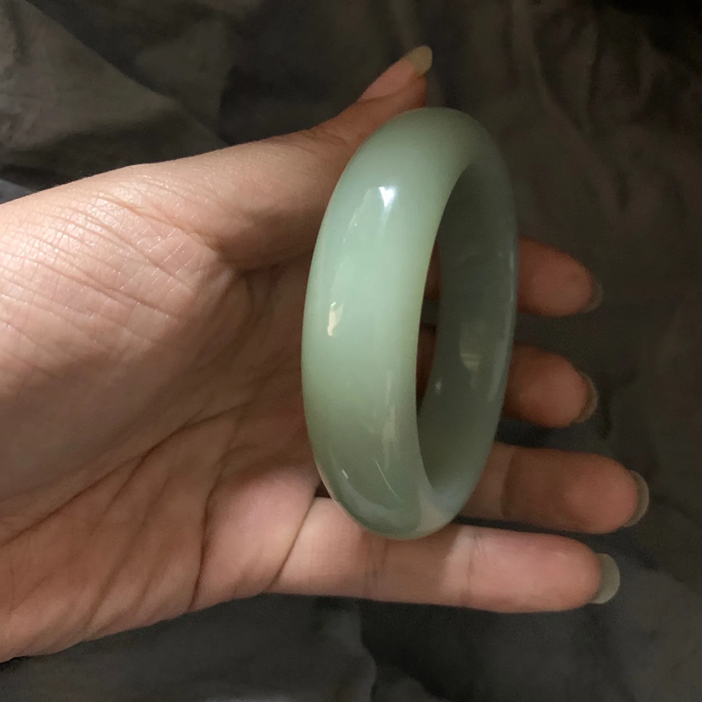 59圈口和田玉且末蓝宽版手镯，和田玉59圈口手镯，镯型古朴典雅。在诗情画意的雨巷相遇，你是我腕间的一