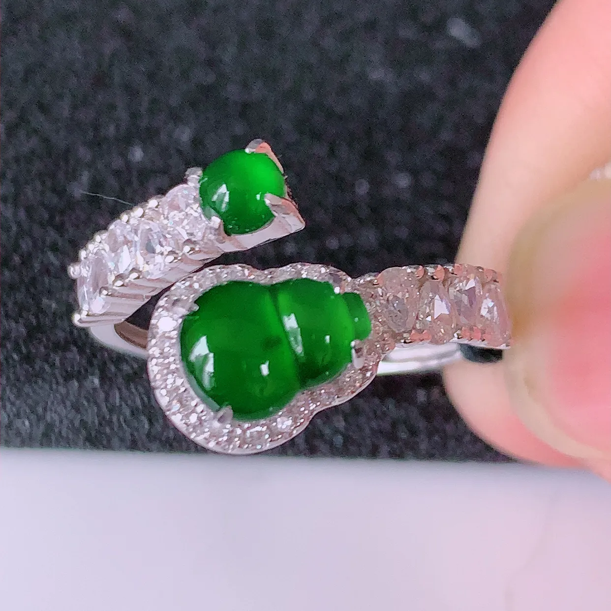 冰透满绿翡翠925银镶嵌葫芦戒指，自然光实拍，翠色灵动，颜色漂亮，种老水足，品相佳，佩戴佳品！#97.16（圈口可调大小）整体 22.5*18.3*5裸石7.8*5.5mm