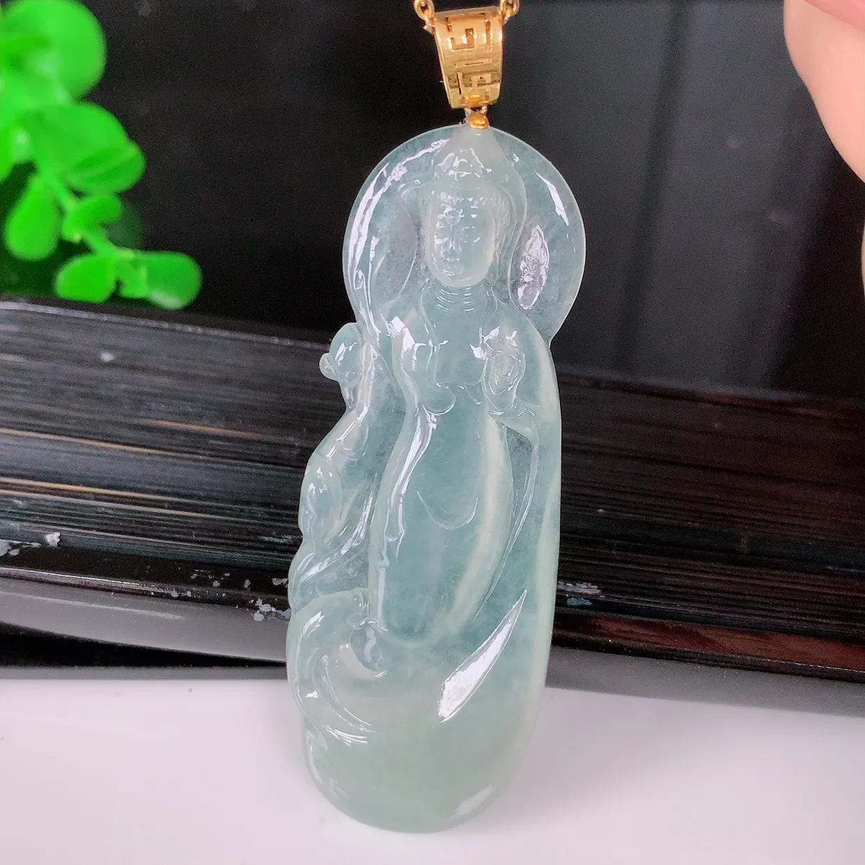 自然光实拍，18K金镶嵌冰种翡翠观音菩萨吊坠，赐福翡翠观音，观音面相端庄，品相佳， 佩戴气质！#1.