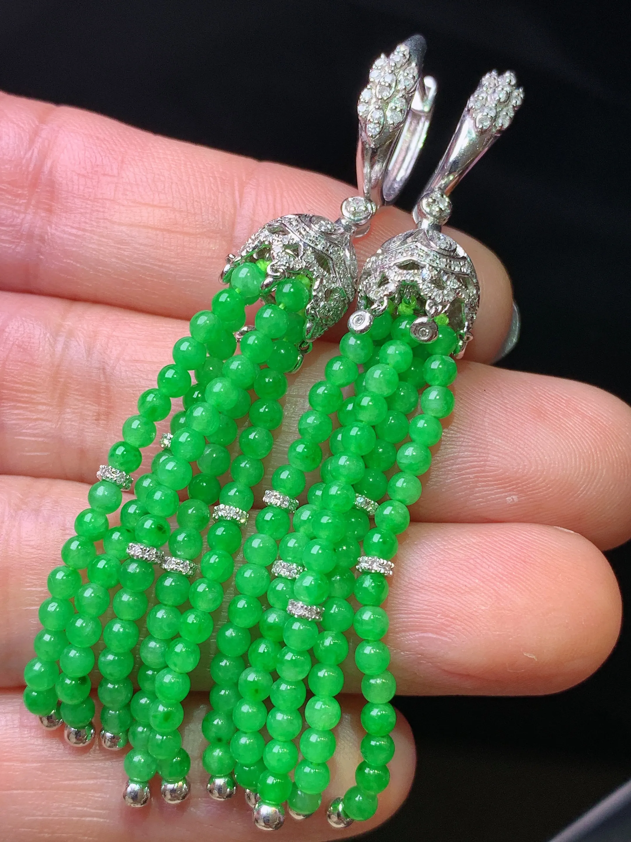 18k金钻镶嵌翠绿小米珠耳坠 玉质细腻 色泽清新艳丽 裸石尺寸2.8