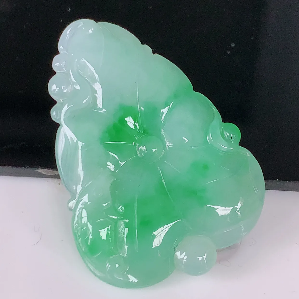 自然光实拍，冰润飘绿翡翠荷叶鱼、和和美美玉坠，财源广进，自然隐逸、荷本是素不着尘之物， 有和美之寓意。#05.22