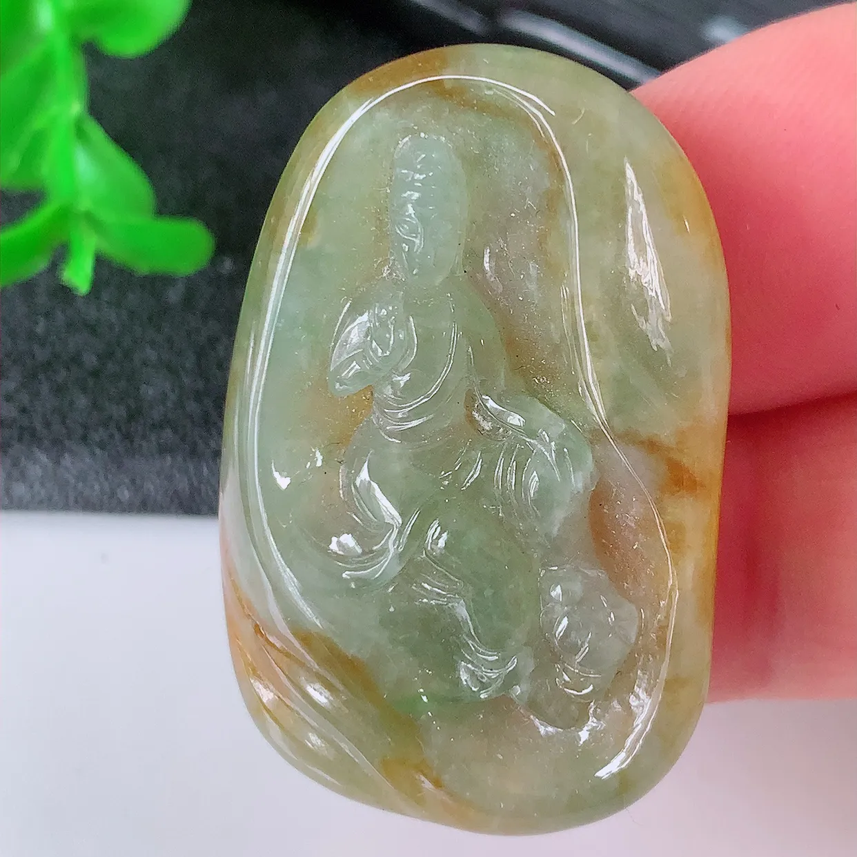 自然光实拍，冰胶黄加绿翡翠观音菩萨吊坠，赐福观音， 玉润通透， 慈祥端庄！#94.16