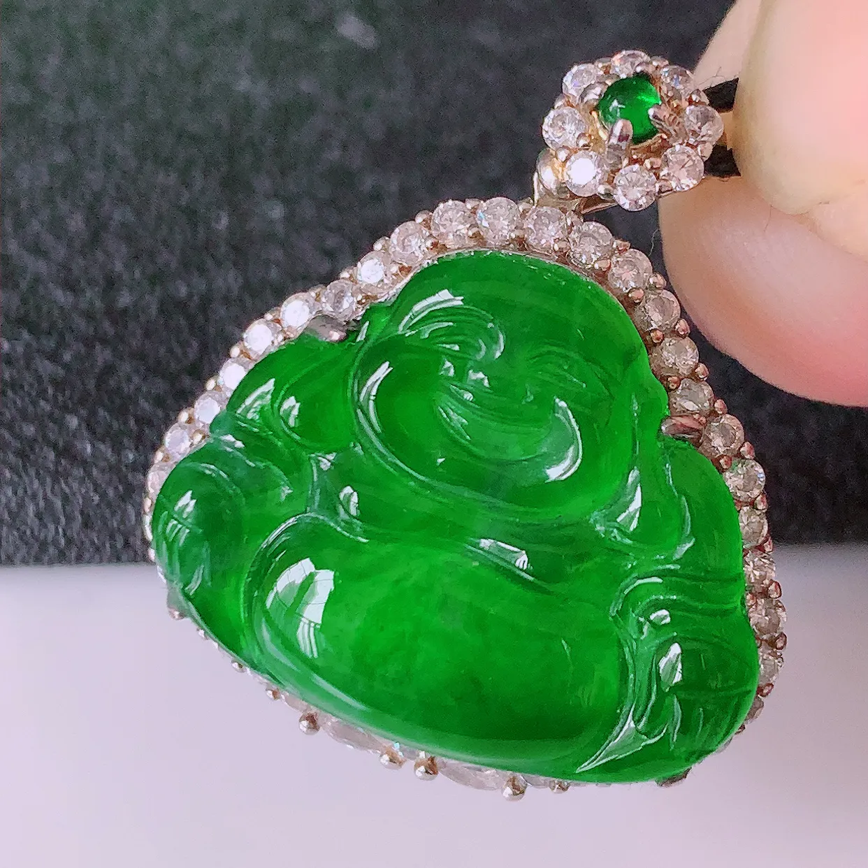 冰透满绿翡翠925银镶嵌佛公吊坠，自然光实拍，翠色灵动，颜色漂亮，种老水足，品相佳，佩戴佳品！#97