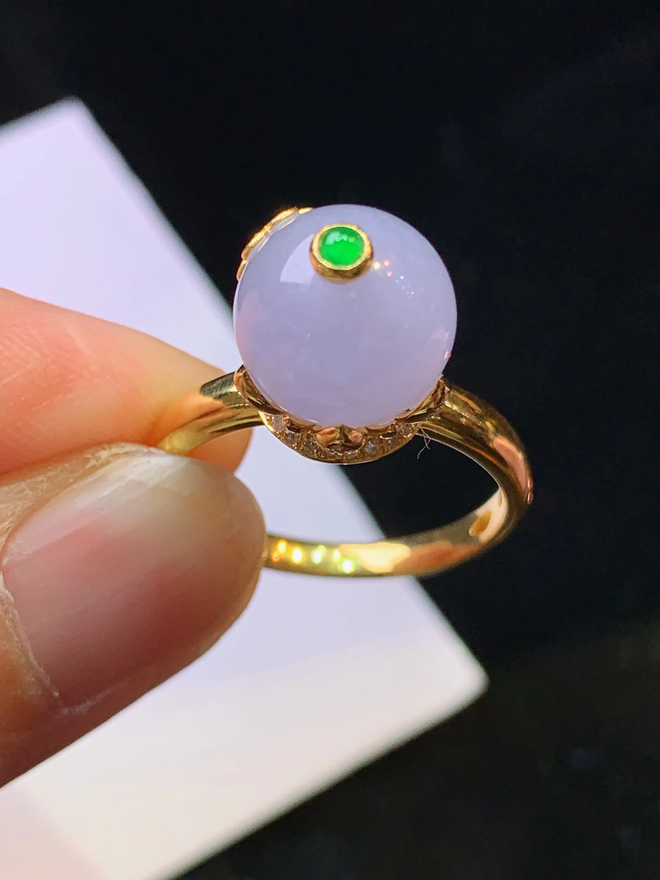 18k金钻镶嵌紫罗兰圆珠戒指 玉质细腻 色泽清新艳丽 圈口14 整体尺寸9.8