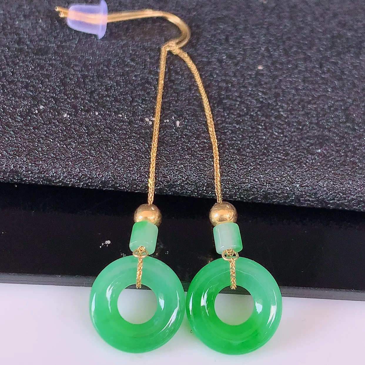 18k金镶嵌冰飘绿翡翠平安扣耳坠，沁人心脾，耳坠佩戴效果大气出众，尽显气质。种水好，胶感足，颜相当漂