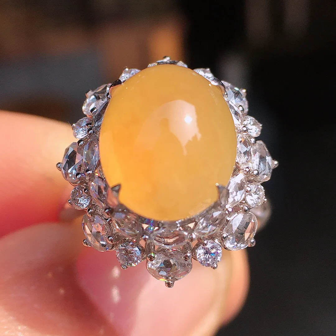 黄翡蛋面戒指，色泽均匀艳丽，玉质细腻，荧光感超
强，饱满圆润，尽显优雅气质，18k
金豪华镶嵌