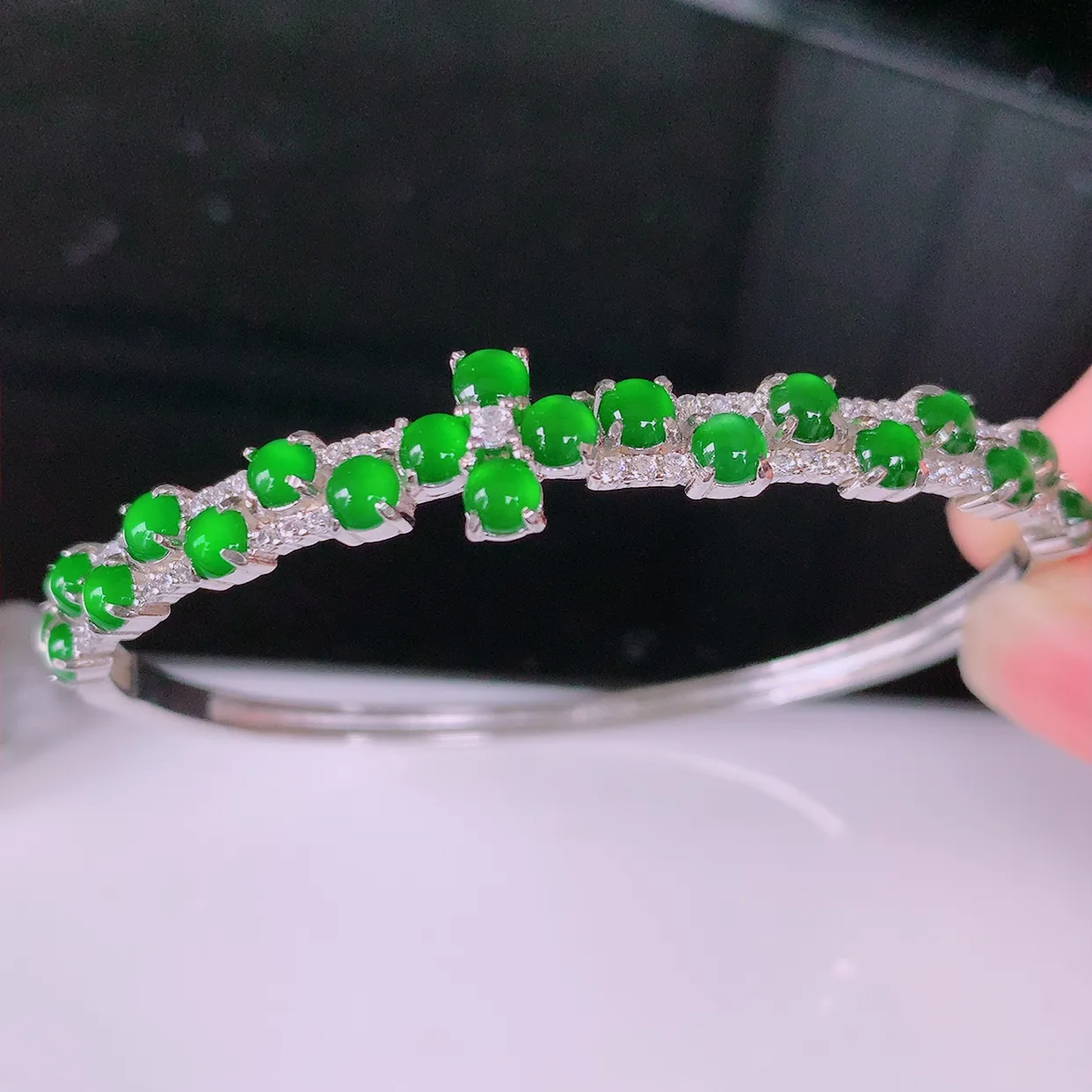 59-60圈口，冰透满绿翡翠925银镶嵌手镯，自然光实拍，翠色灵动，颜色漂亮，种老水足，品相佳，佩戴佳品！#97.22（圈口可调大小）整体59.5*49* 10-5.5