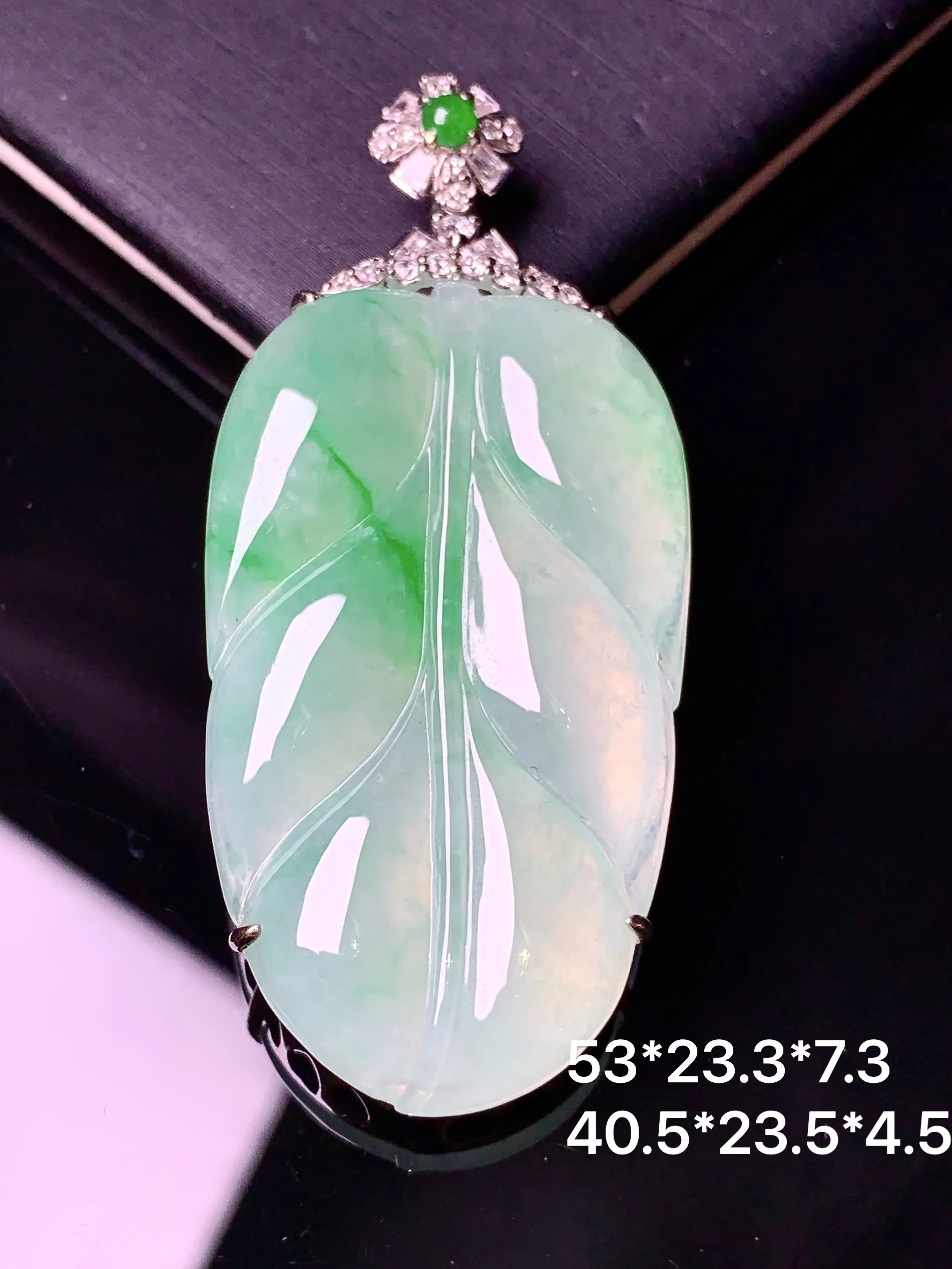 18k金钻镶嵌飘绿树叶吊坠 玉质细腻 色泽清新艳丽 整体尺寸53*23.3*7.3