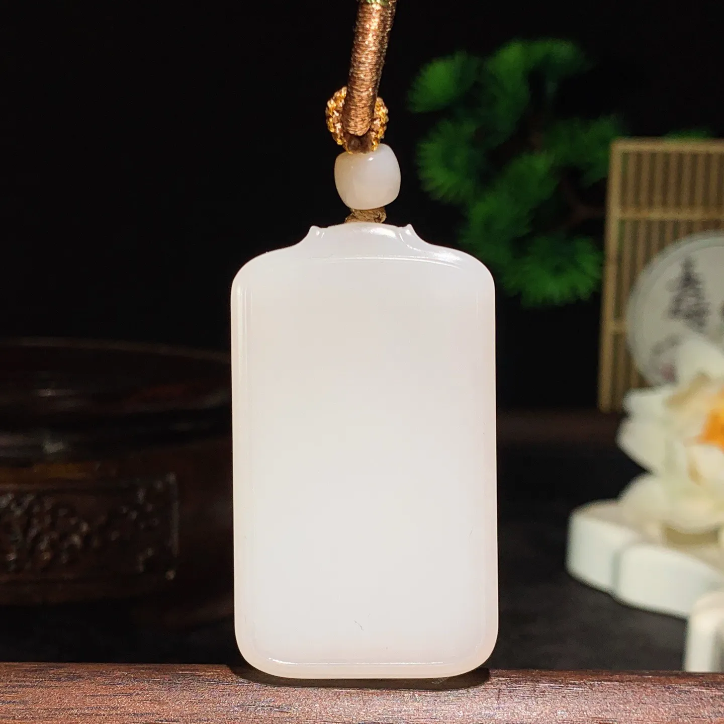 新疆和田玉白玉羊脂白平安无事牌挂件 尺寸49/29/7重29.8克。玉质细腻油润。手推出油。佩戴高端典雅。lt260127