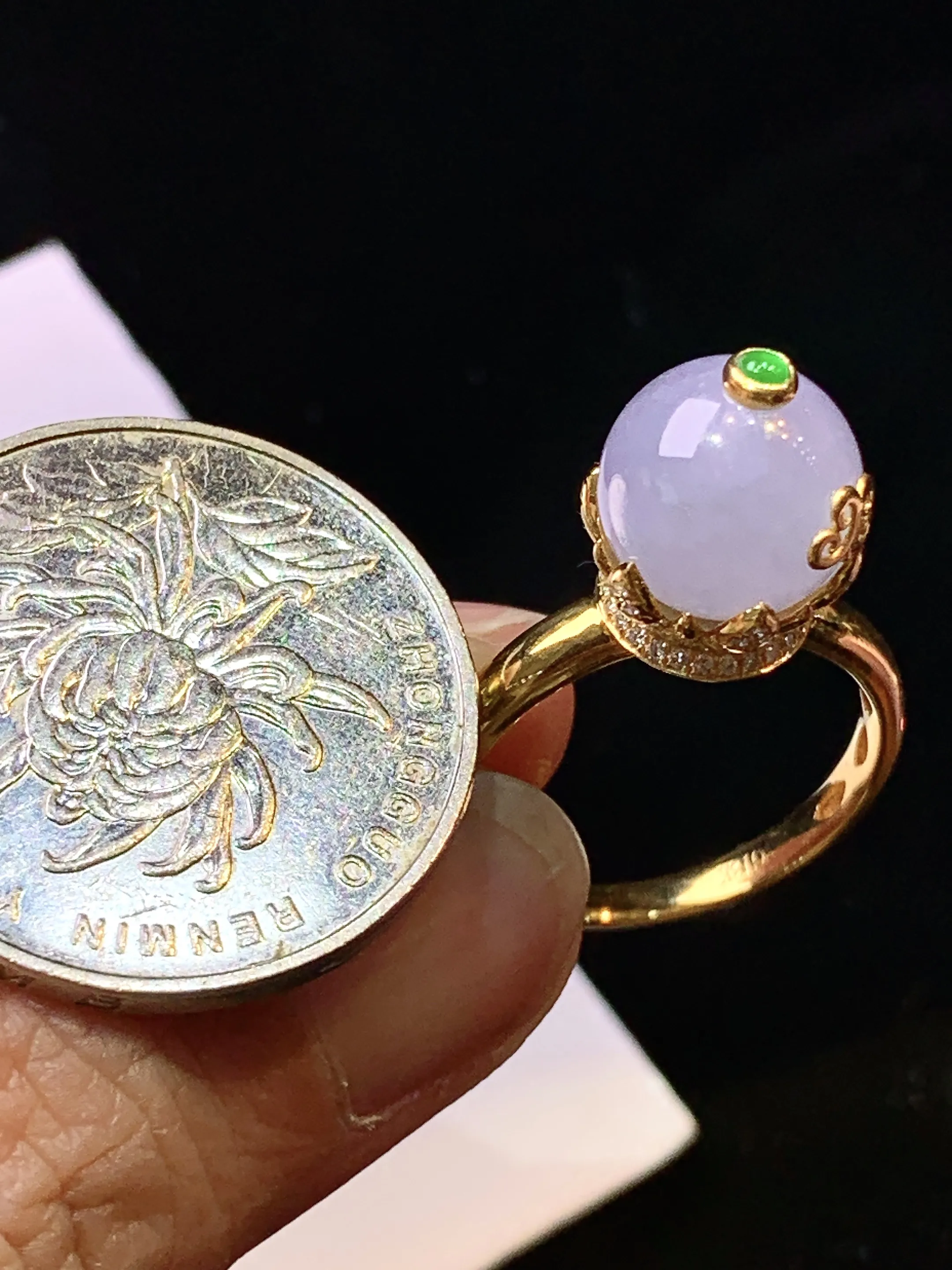 18k金钻镶嵌紫罗兰圆珠戒指 玉质细腻 色泽清新艳丽 圈口14 整体尺寸9.8