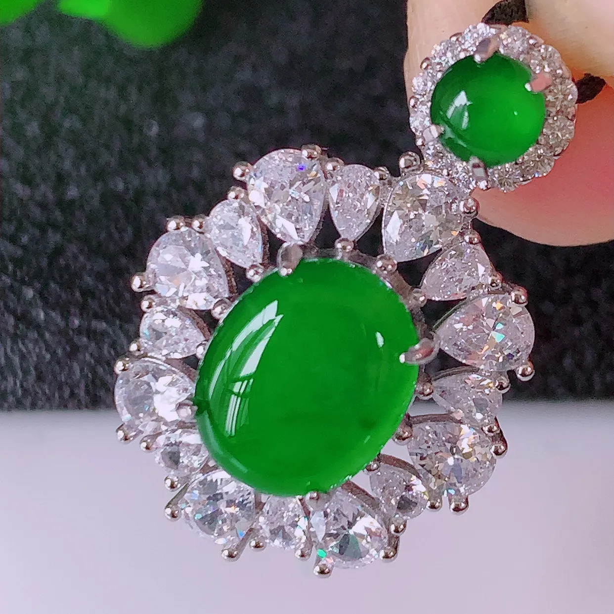 冰透满绿翡翠蛋面925银镶嵌吊坠，自然光实拍，翠色灵动，颜色漂亮，种老水足，品相佳，佩戴佳品！#97