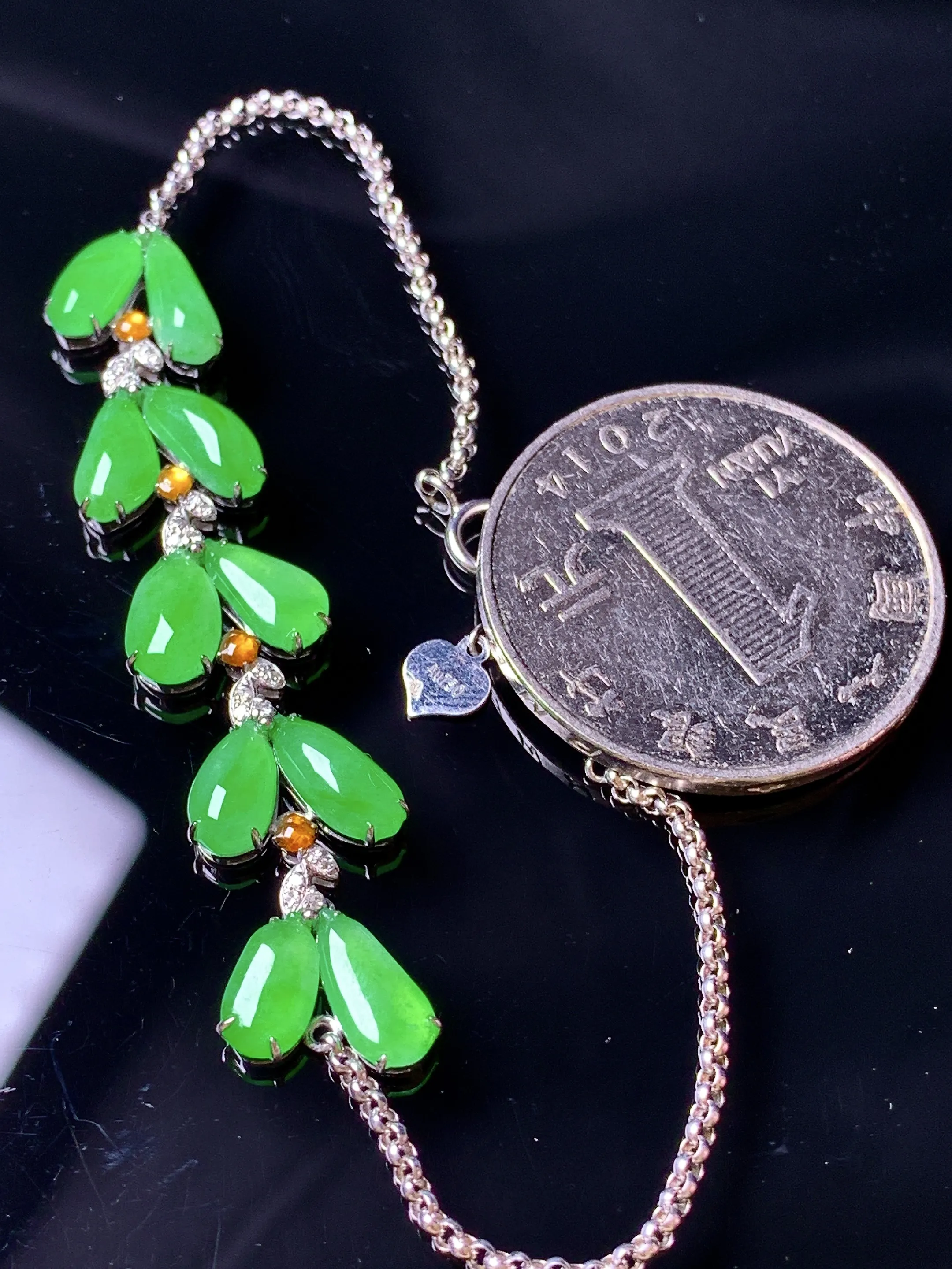 18k金钻镶嵌翠绿水滴手链 玉质细腻 色泽清新艳丽 整体尺寸52*10.8*3.8