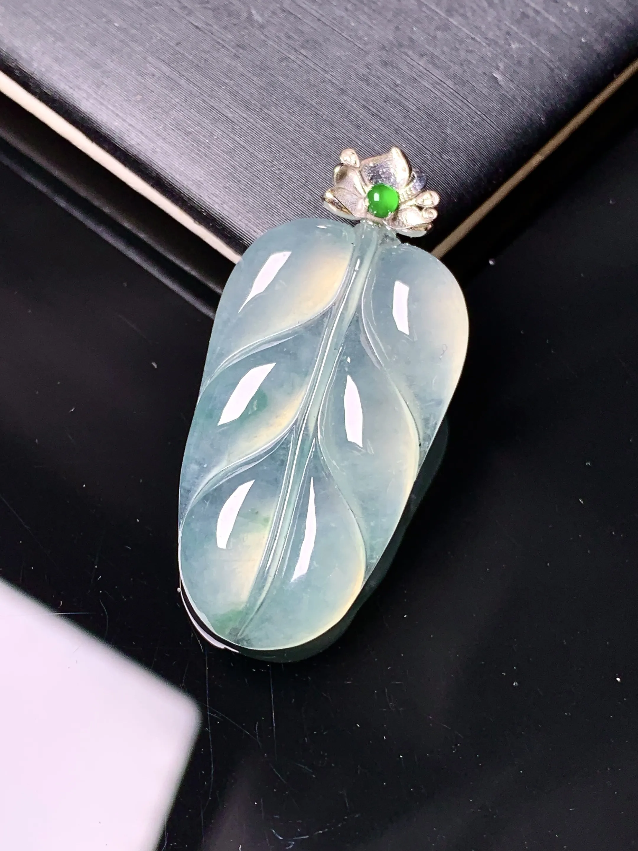 18k金镶嵌冰种树叶吊坠 玉质细腻 色泽清新艳丽 整体尺寸36.6*17.3*4.8