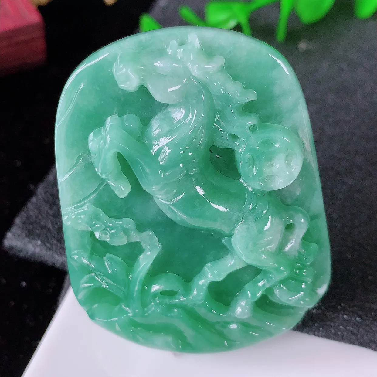 自然光实拍，冰润满绿翡翠生肖马牌吊坠，翠色灵动，佩戴效果时尚出众，尽显气质， 玉质细腻， 美感十足。#05.13