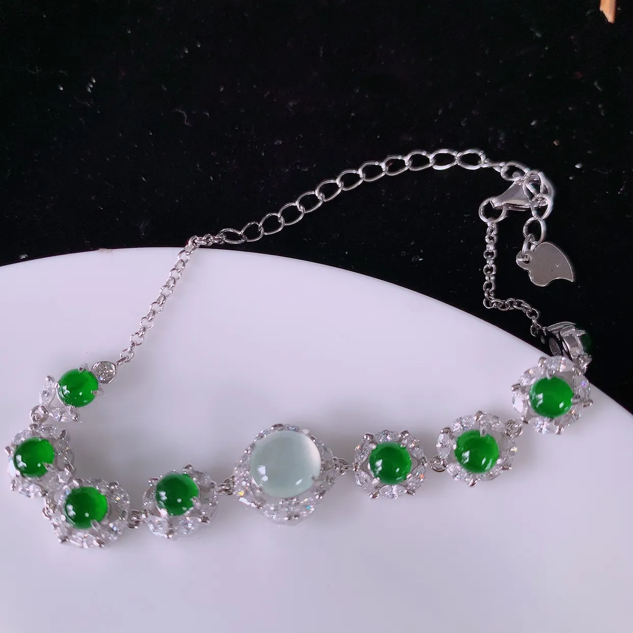 冰透满绿翡翠925银镶嵌手链，自然光实拍，翠色灵动，颜色漂亮，种老水足，品相佳，佩戴佳品！#97.16取一整体10.5*10.5*6裸石 6.8*6.8mm