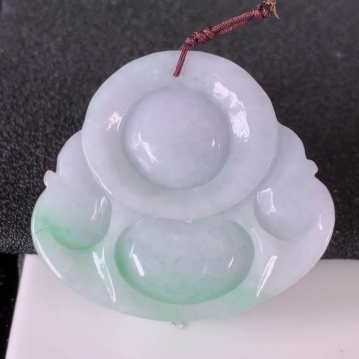 自然光实拍，冰润飘绿翡翠佛公吊坠，笑口常开，佛公在心中，一生平安幸福，佛公翠色迷人， 佩戴佳品！#41.16