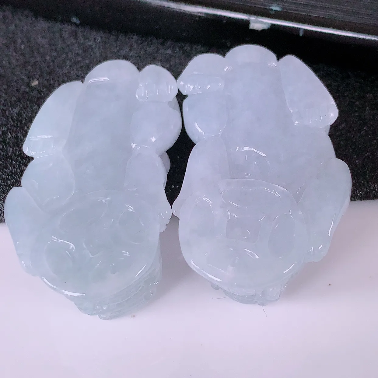 自然光实拍，冰润翡翠一对招财貔貅吊坠，民间有“一摸貔貅运程旺盛，再摸貔貅财运滚滚，三摸貔貅平步青云 ”  的美好祝愿。#05.16