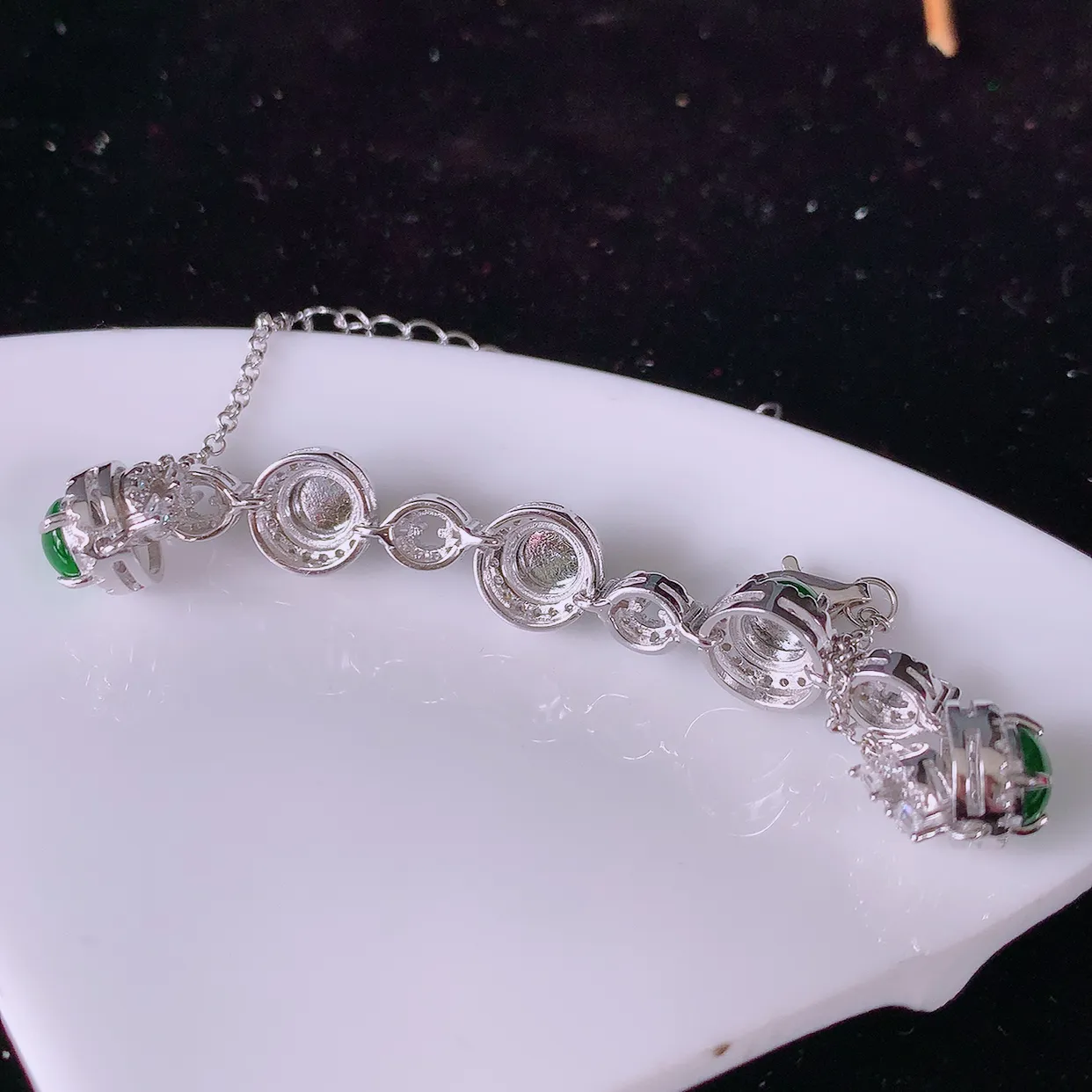 冰透满绿翡翠925银镶嵌手链，自然光实拍，翠色灵动，颜色漂亮，种老水足，品相佳，佩戴佳品！#97.16取一整体8*8*5.5 裸石 5.5*5.5