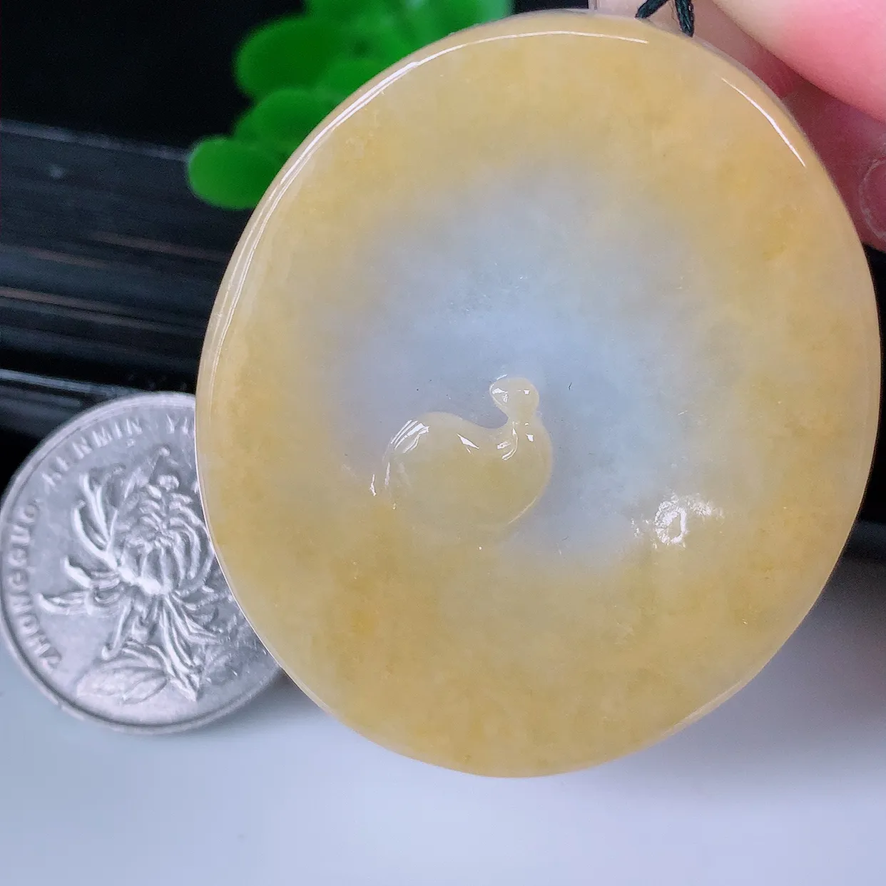 自然光实拍，特色水润黄翡翡翠随形悟道吊坠。悟道寓意“祥和，安宁，吉祥，幸福”，质地相当细腻，意境化设计雕刻，取道法自然、天人合一之意，很有意思的一件精品悟道，推荐入手个性之选。#60.22