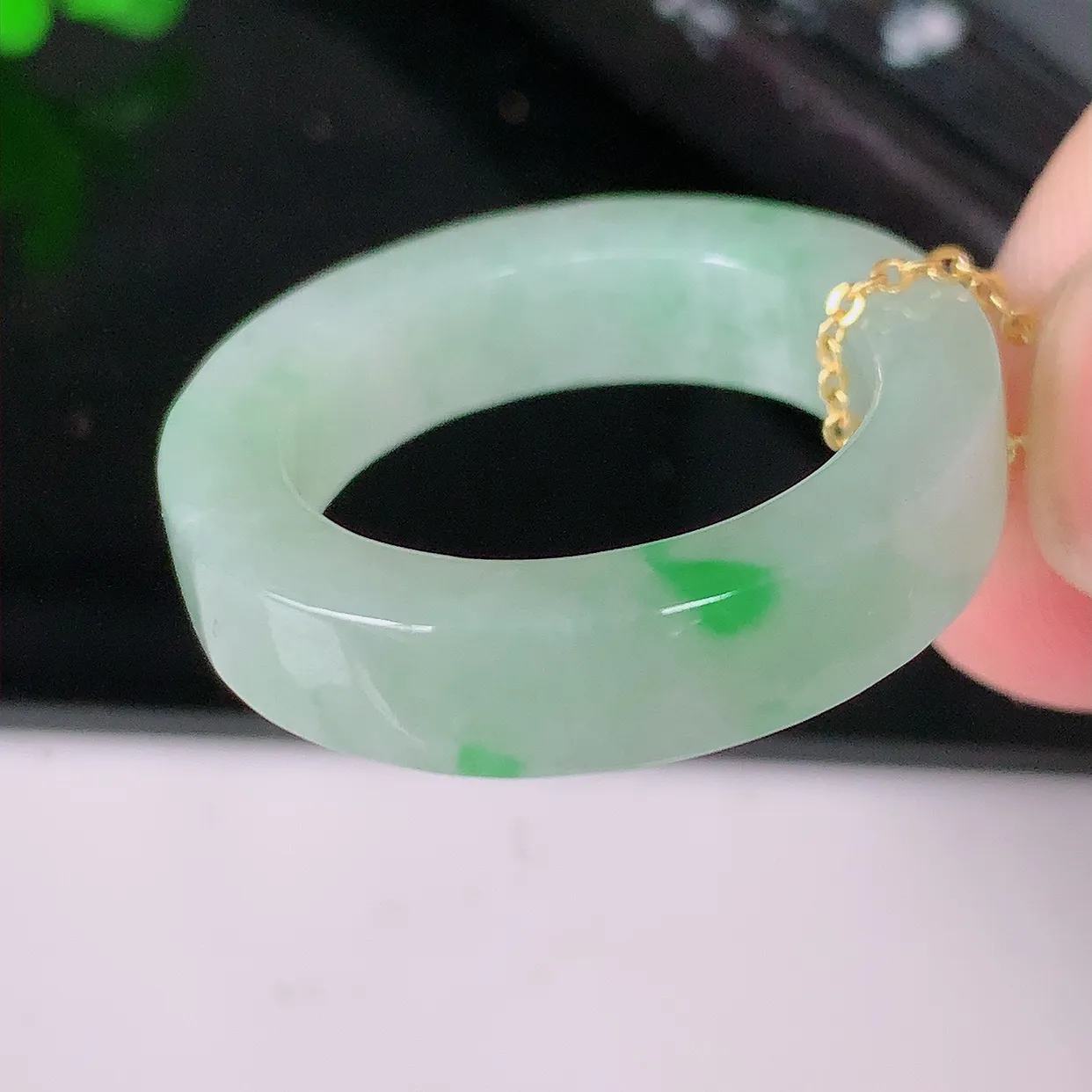 自然光实拍，20.2mm内径冰飘绿翡翠指环，玉戒指，玉质莹润，好精美好冰润的指环，23圈口，上手纤巧！#57.22尺寸 20.2-6-4.3