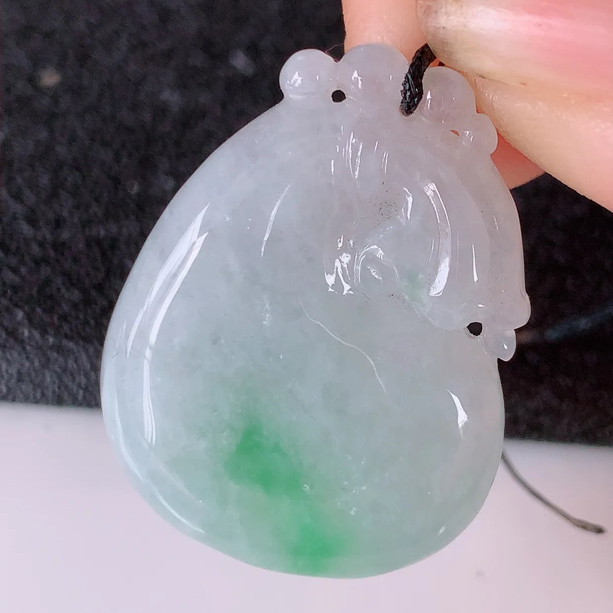 自然光实拍，冰飘绿翡翠招财钱袋子吊坠，寓意“代代有福，代代有财，腰缠万贯” 玉质细腻， 佩戴效果佳！#41.16