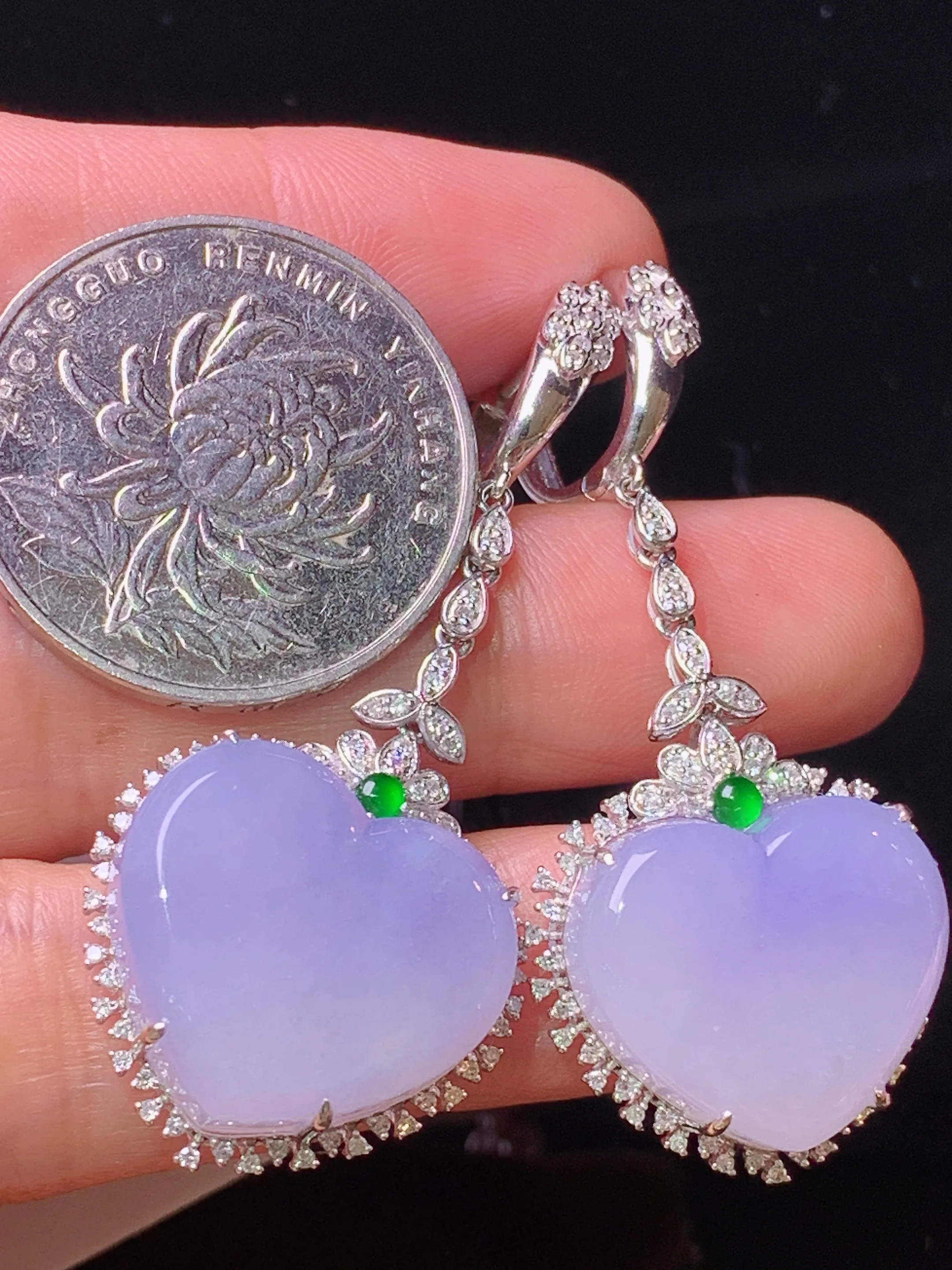 18k金钻镶嵌紫罗兰心形耳坠 玉质细腻 色泽清新艳丽 整体尺寸48.5*21.2*9