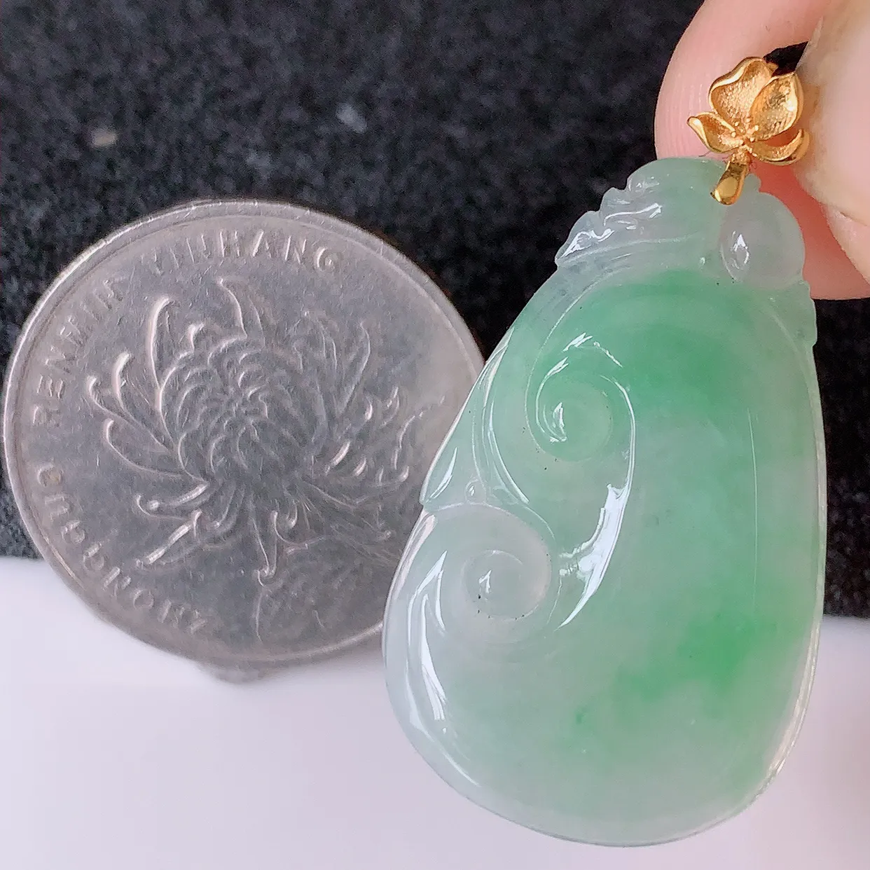 18K金镶嵌冰飘绿翡翠如意吊坠，简单的镶嵌设计、让玉坠百搭又精致， 寓意着吉祥， 事事如意！#41.16