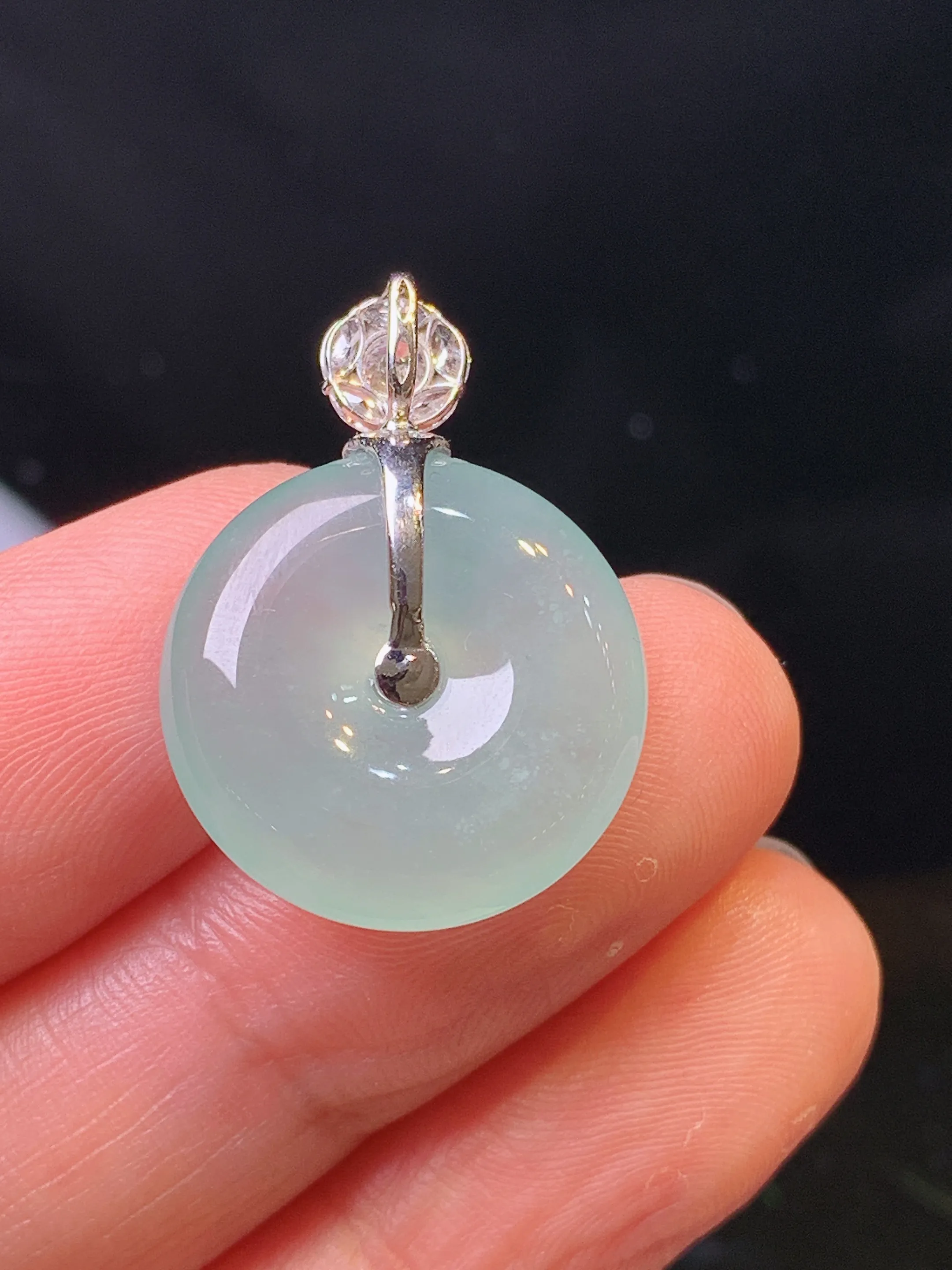 18k金钻镶嵌冰种平安扣吊坠 玉质细腻 色泽清新艳丽 整体尺寸25*18*5.2