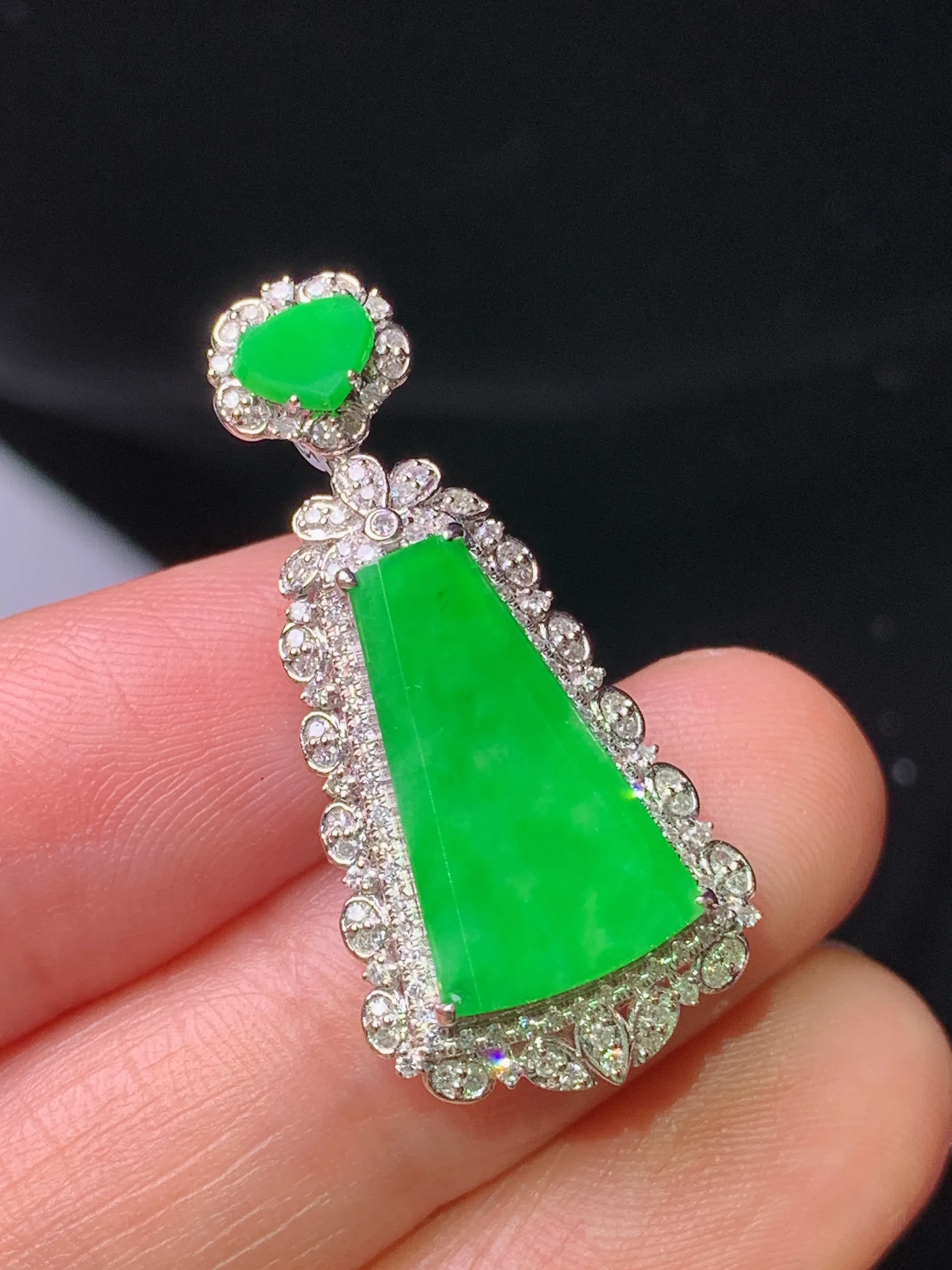 18k金钻镶嵌翠绿无事牌吊坠 玉质细腻 色泽清新艳丽 整体尺寸31.2*15*7.7