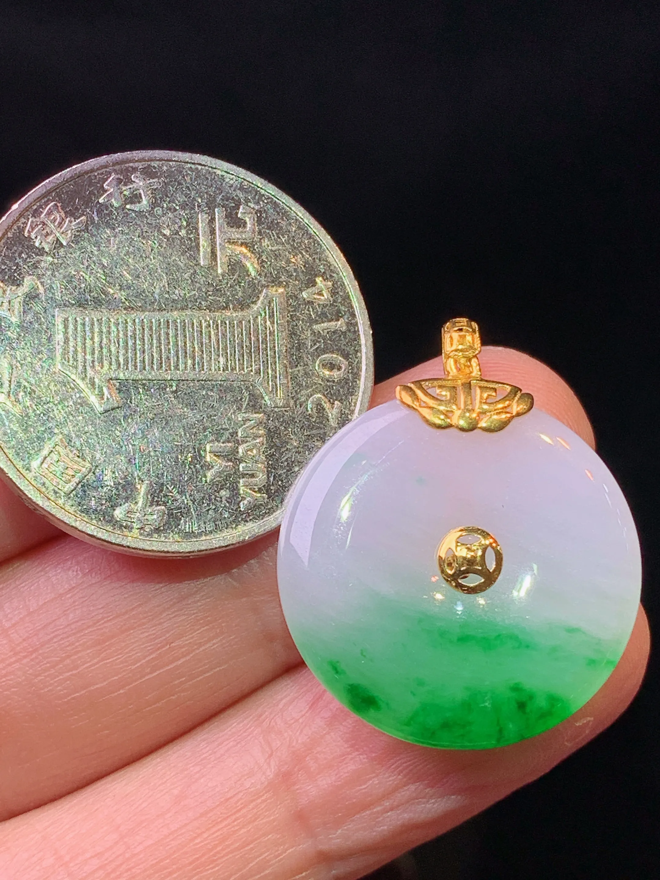 18k金镶嵌飘绿平安扣吊坠 玉质细腻 色泽清新艳丽 整体尺寸26.2*21.2*4.2