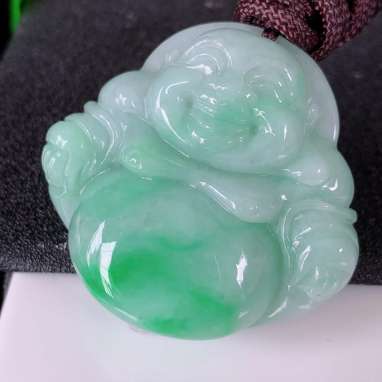 自然光实拍，大件厚装冰润飘绿翡翠佛公吊坠，开心笑佛，种老水足，颜色漂亮， 立体饱满圆润， 佩戴效果赞#46.16