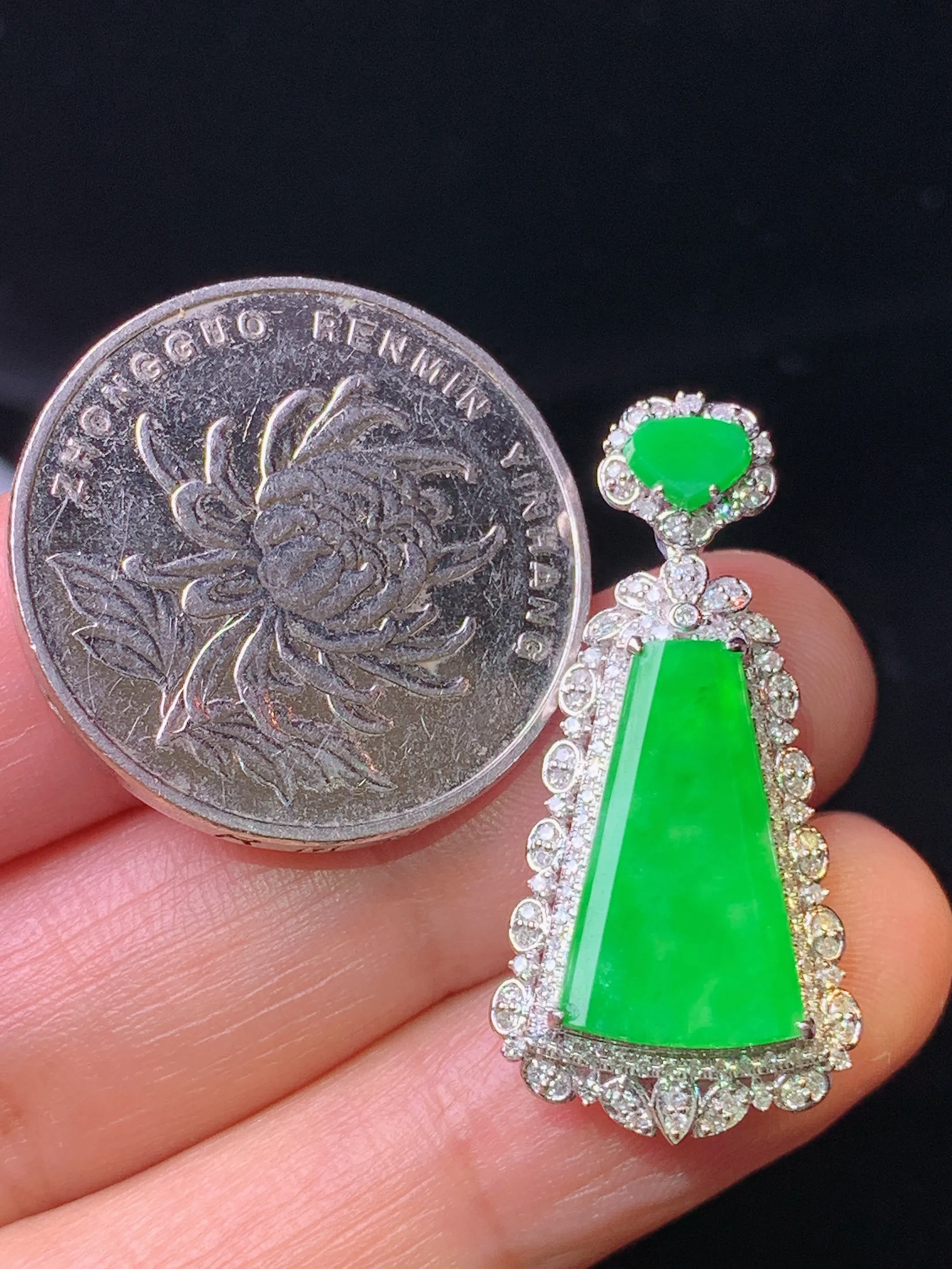 18k金钻镶嵌翠绿无事牌吊坠 玉质细腻 色泽清新艳丽 整体尺寸31.2*15*7.7